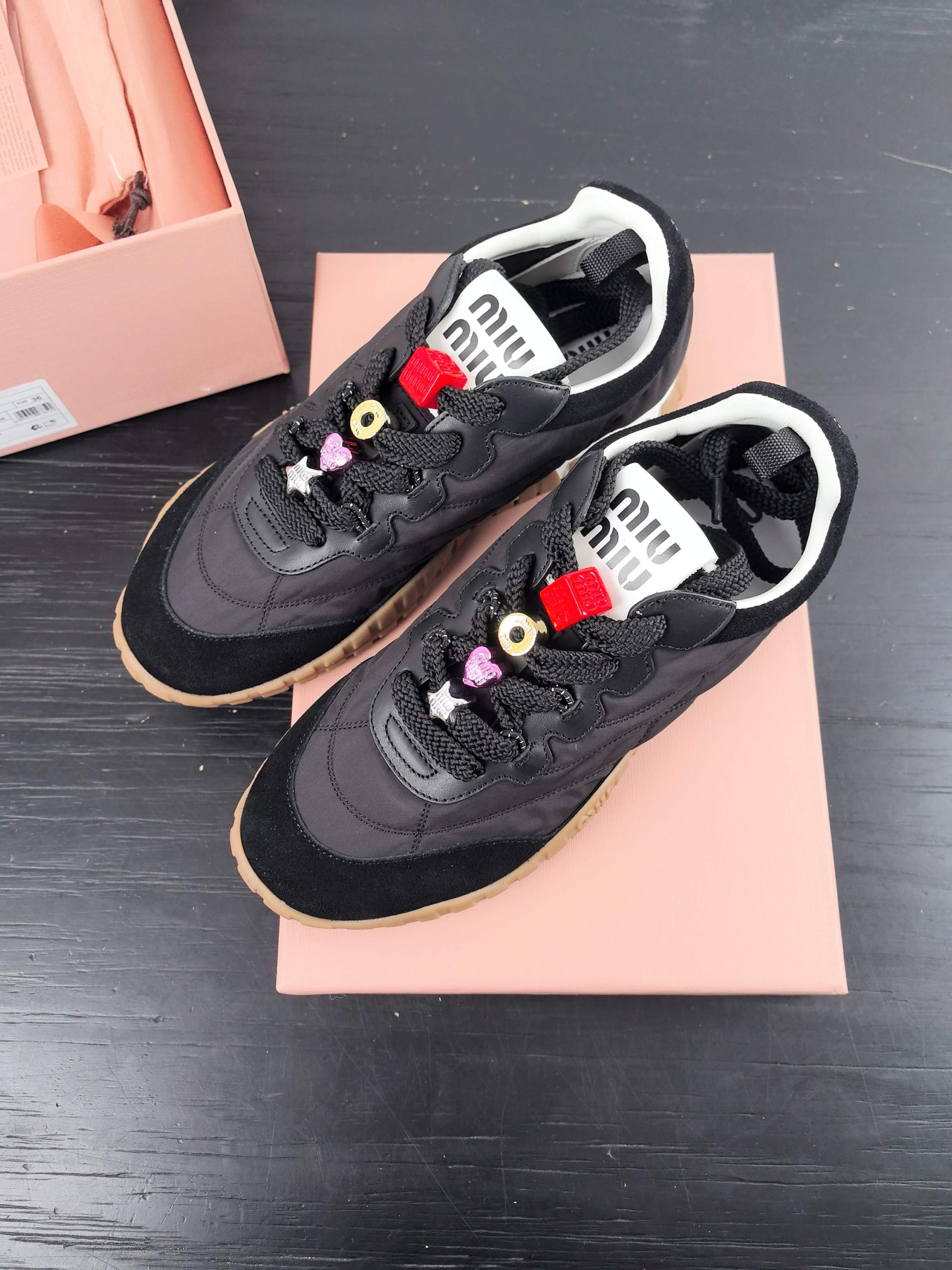 NO:232502,Top version Beads with airplane box /#Miao Miu Spring and Summer New Cookie Shoes Forrest Gump Shoes Casual Sneakers Miumiu Latest Popular Design, Miu Miu style is integrated with the simple lines of this thick-soled canvas sneaker, the chic logo is decorated on the tongue and back of the shoe, embellished with retro design, adding iconic elements!  Thick sole design defines avant-garde modern style. Original custom fabric/beef velvet. Original imported soft lamb wool. Original open molded anti-slip rubber outsole. Sole thickness is about 4.5cm. Size35-40 (40 customization is not returned or exchanged), casual shoes/sports shoes, miumiu, sneakers19860909顶级版本 珠子 带飞机盒 /#缪缪春夏新款 饼干鞋 阿甘鞋休闲运动鞋 miumiu最新爆款 前卫大胆的设计,Miu Miu风格融于此款厚底帆布运动鞋的简约线条, 别致徽标饰于鞋舌与背面,点缀复古设计,平添标志性元素！厚底设计定义前卫的现代风格 面料原版定制布料/牛反绒 内里原版进口柔软羊羔毛 鞋底原版开模防滑橡胶大底 底厚约4.5cm Size35-40（40定制不退换）,休闲鞋/运动鞋,miumiu,sneakers,Women's Shoes