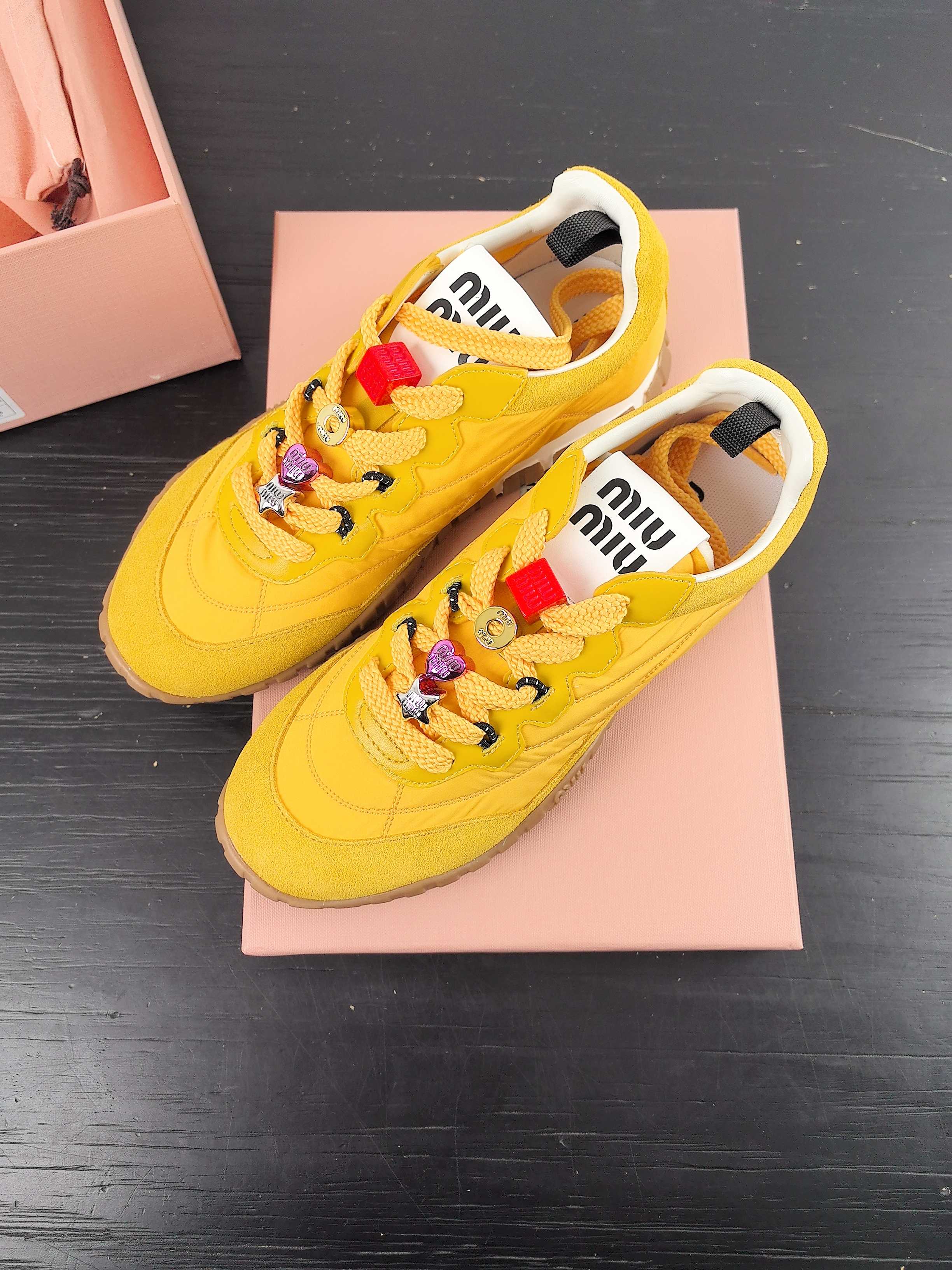 NO:232505,Top version Beads with airplane box /#Miao Miu Spring and Summer New Cookie Shoes Forrest Gump Shoes Casual Sneakers Miumiu Latest Popular Design, Miu Miu style is integrated with the simple lines of this thick-soled canvas sneaker, the chic logo is decorated on the tongue and back of the shoe, embellished with retro design, adding iconic elements!  Thick sole design defines avant-garde modern style. Original custom fabric/beef velvet. Original imported soft lamb wool. Original open molded anti-slip rubber outsole. Sole thickness is about 4.5cm. Size35-40 (40 customization is not returned or exchanged), casual shoes/sports shoes, miumiu, sneakers19860909顶级版本 珠子 带飞机盒  /#缪缪春夏新款 饼干鞋 阿甘鞋休闲运动鞋 miumiu最新爆款 前卫大胆的设计,Miu Miu风格融于此款厚底帆布运动鞋的简约线条, 别致徽标饰于鞋舌与背面,点缀复古设计,平添标志性元素！厚底设计定义前卫的现代风格 面料原版定制布料/牛反绒 内里原版进口柔软羊羔毛 鞋底原版开模防滑橡胶大底 底厚约4.5cm Size35-40（40定制不退换）,休闲鞋/运动鞋,miumiu,sneakers,Women's Shoes