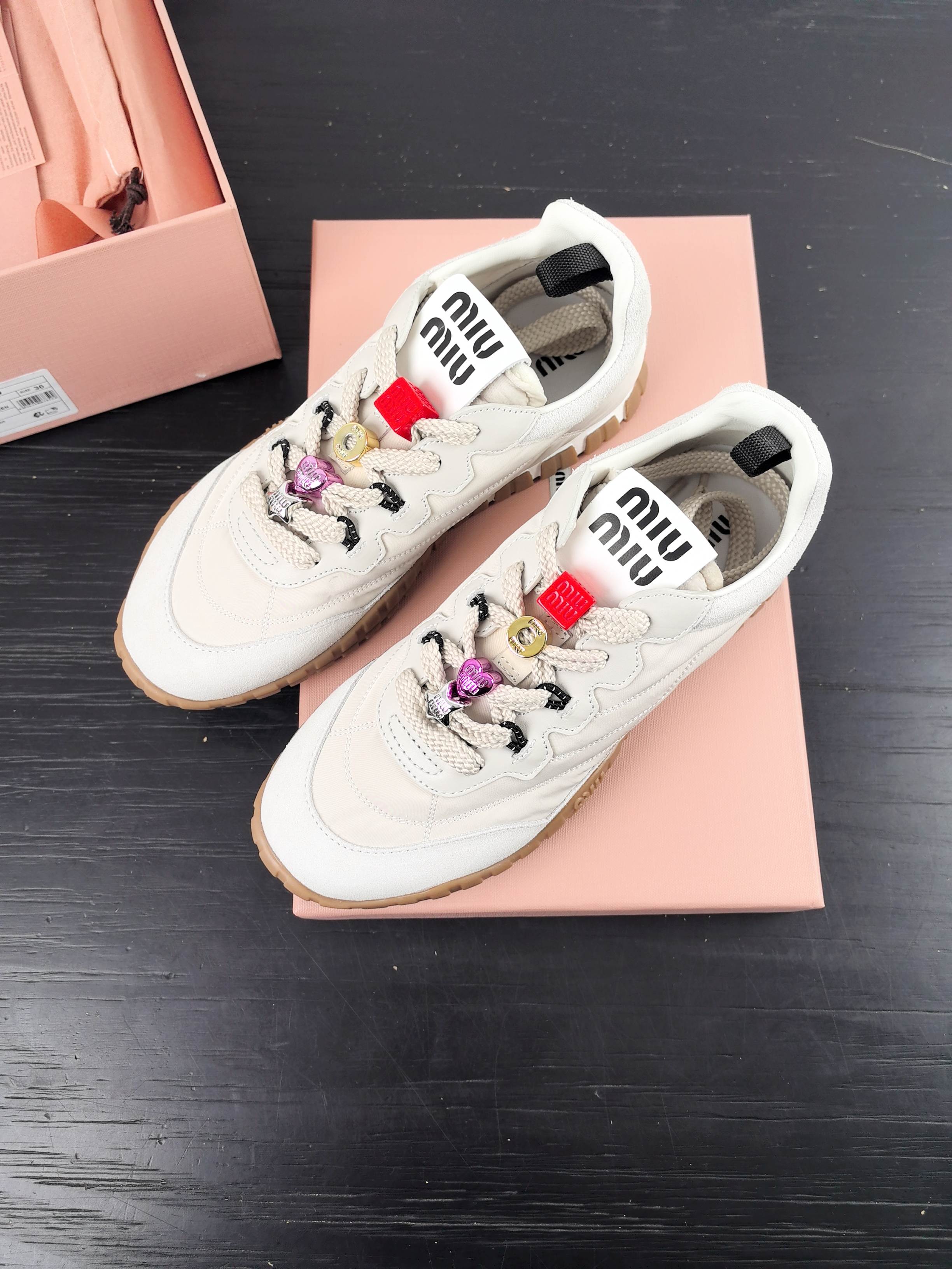 NO:232508,Top version Beads with airplane box /#Miao Miu Spring and Summer New Cookie Shoes Forrest Gump Shoes Casual Sneakers Miumiu Latest Popular Design, Miu Miu style is integrated with the simple lines of this thick-soled canvas sneaker, the chic logo is decorated on the tongue and back of the shoe, embellished with retro design, adding iconic elements!  Thick sole design defines avant-garde modern style. Original custom fabric/beef velvet. Original imported soft lamb wool. Original open molded anti-slip rubber outsole. Sole thickness is about 4.5cm. Size35-40 (40 customization is not returned or exchanged), casual shoes/sports shoes, miumiu, sneakers19860909顶级版本 珠子 带飞机盒 /#缪缪春夏新款 饼干鞋 阿甘鞋休闲运动鞋 miumiu最新爆款 前卫大胆的设计,Miu Miu风格融于此款厚底帆布运动鞋的简约线条, 别致徽标饰于鞋舌与背面,点缀复古设计,平添标志性元素！厚底设计定义前卫的现代风格 面料原版定制布料/牛反绒 内里原版进口柔软羊羔毛 鞋底原版开模防滑橡胶大底 底厚约4.5cm Size35-40（40定制不退换）,休闲鞋/运动鞋,miumiu,sneakers,Women's Shoes