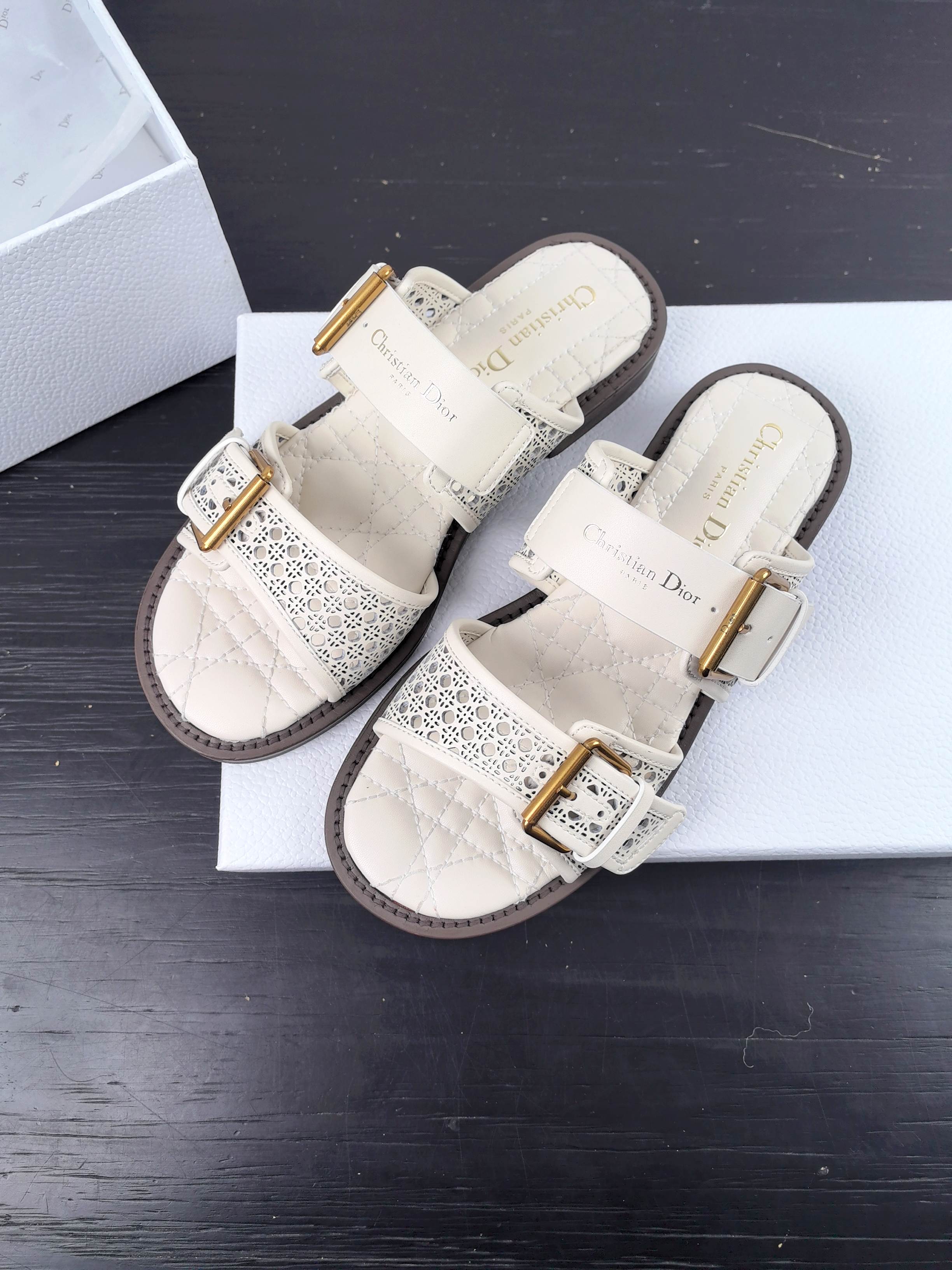 NO:232500,Top version Dior Dior 2025 spring and summer new D-Avenue jelly color women's shoes CD letter logo hardware belt buckle hollow rattan check flat-soled round toe open-toe sandals. Top version on the market. Material: imported calfskin on the upper   water-dyed cowhide inner lining   original molded genuine leather edge rubber combination sole   original molded hardware buckle size35-40 (40 custom made without return or replacement), slippers, dior, dior, slippers, cowhide19860909顶级版本 迪奥 Dior 2025 春夏新款 D-Avenue果冻色女鞋 CD字母logo五金皮带扣镂空藤格纹平底圆头露趾凉拖鞋 市面顶级版本 材质:鞋面进口小牛皮 水染牛皮内里 原版开模真皮沿条橡胶组合大底 原版开模五金扣 size35-40（40定做不退不换）,拖鞋,dior,dior,slippers,cowhide,Women's Shoes