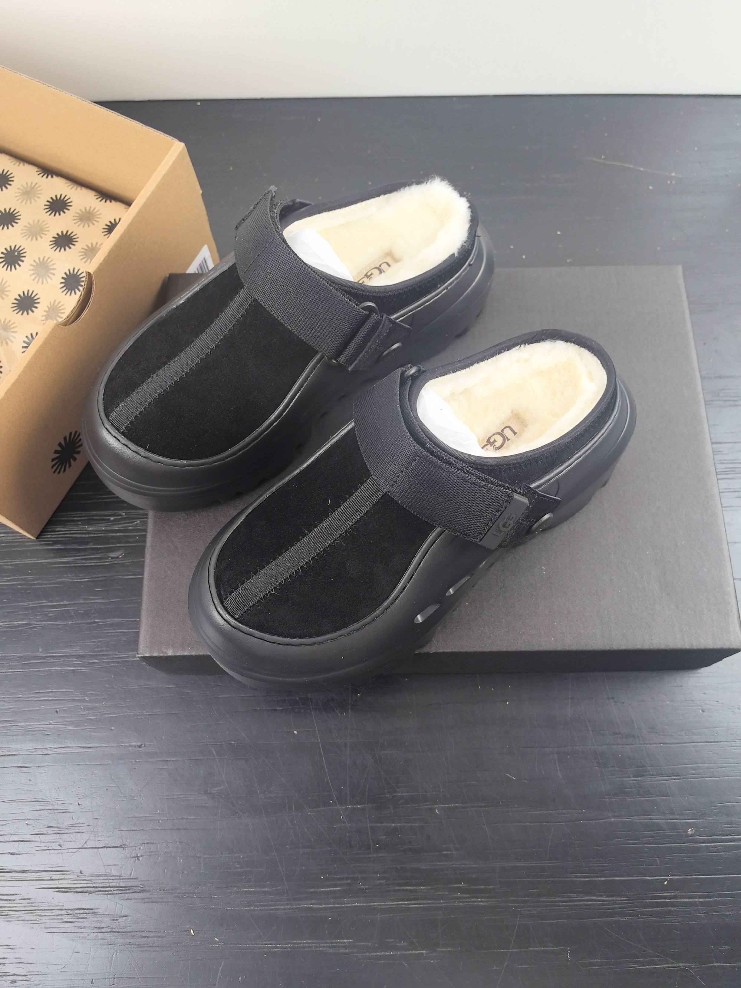 NO:678969,UGG 2025 new product Little Potato, half-drag and one-step to unlock a relaxed foot feel, lightweight and thin soles are always light and fashionable, and you can walk out of a new style casually, it feels very UGG, classic suede with soft wool-lined insole, rubber foam outsole, heat-embossed logo. Colors are bright green, bright yellow, maroon, black, code numbers 35 to 45 (official website synchronization), furry shoes19860909UGG 2025新品小土豆,半拖一脚蹬解锁松弛脚感,轻便薄底时刻轻盈时髦,随性走出全新风格,这感觉很UGG,经典翻毛皮搭配柔软羊毛内里鞋垫,胶胶发泡大底,热压logo徽标 颜色亮绿色,亮黄,栗色,黑色 码数35一45（官网同步),毛毛鞋,Women's Shoes