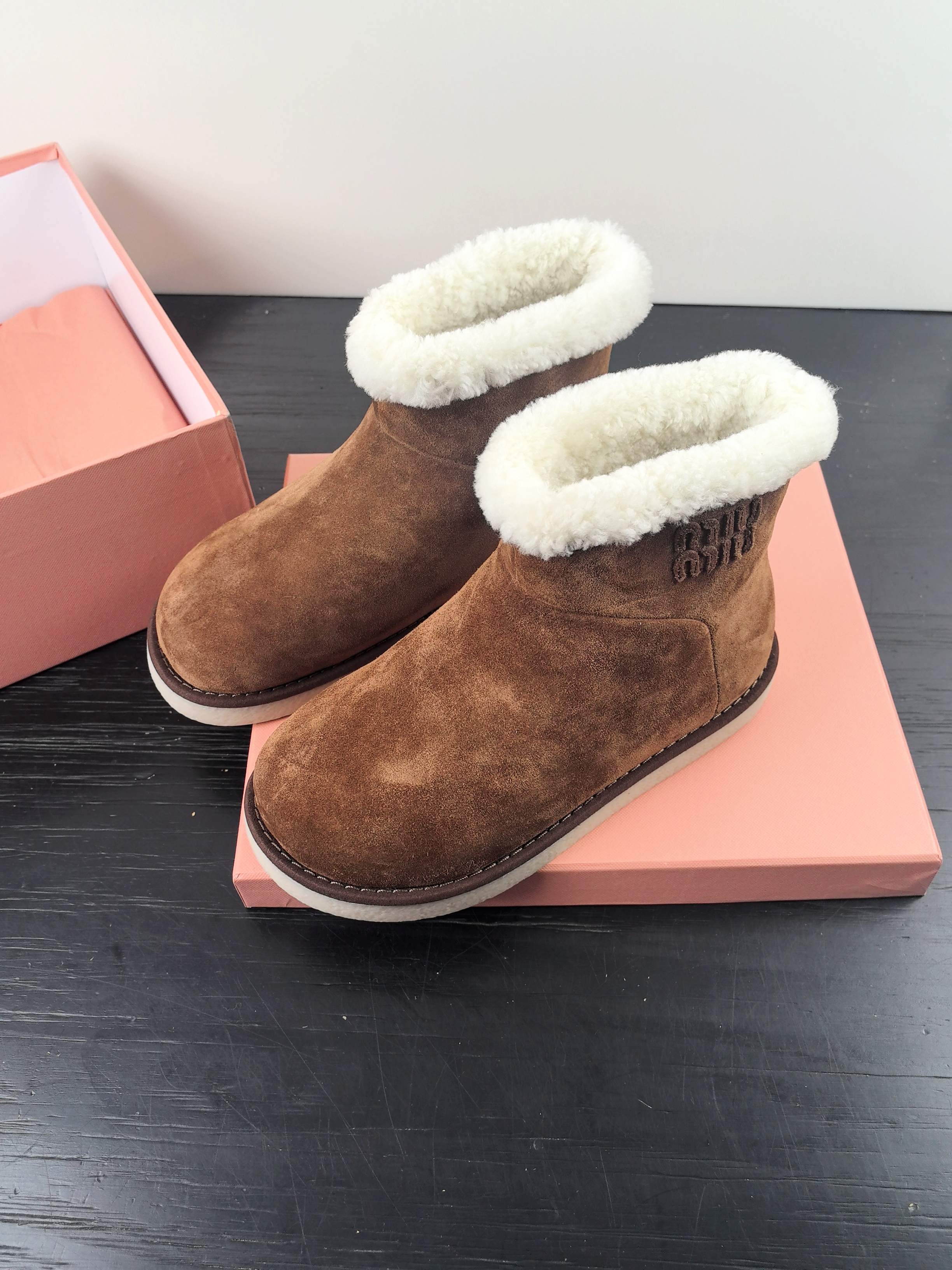 NO:678955,MiuMiu. Autumn and winter catwalk new pure wool snow boots original 11 high-end version with hemming technology. Winter sweet and cool girl's warm choice. Snow boots are a new level of sweet and cool. From styling to details, they have the right combination of girliness and warmth. The mercerized cow suede fabric has a delicate and high-end feel. The wool edge of the shoe mouth is fluffy and soft, which is visually very 'warm'. It can also modify the ankle line and make the calf look slimmer.  The original 11 crystal light material outsole is very suitable for daily outings and winter commuting. Color: maroon, sand, peach wood, size 35-40, snow boots, miumiu, boots19860909MiuMiu.秋冬走秀新款纯羊毛雪地靴原版11包边工艺高配版冬日甜酷少女的温暖选择雪地靴甜酷新高度,从造型到细节,把少女感与保暖性拿捏刚好,丝光牛反绒面料自带细腻高级感,鞋口羊毛绒边蓬松柔软,视觉上就很“暖”,还能修饰脚踝线条,让小腿看起来更纤细. 原版11水晶轻料大底,无论是日常出街还是冬日通勤,都很合适 颜色栗色沙色桃木色 码数35-40,雪地靴,miumiu,boots,Women's Shoes
