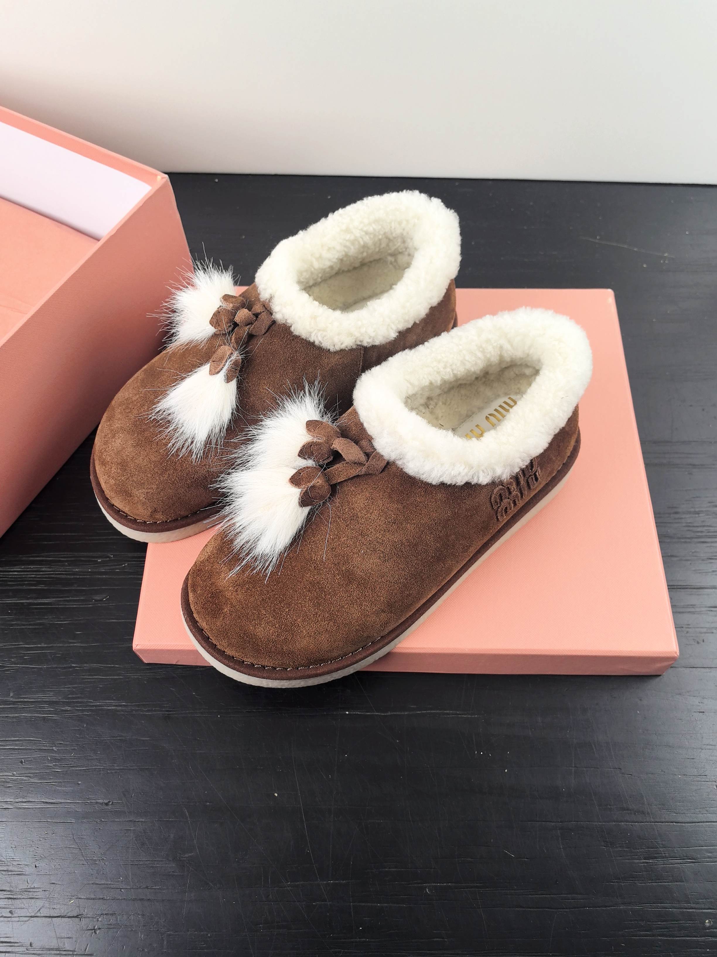 NO:678958,MiuMiu丨米米25/ The latest autumn pendant wool snow boots Miu's winter warm snow boots really did not disappoint, the cute snow boots that you will be attracted to at first sight, they are warm and comfortable!  It’s super comfortable to chat and interesting to watch!  Fabric: Cow suede Lining: Imported lamb hair Outsole: Original molded rubber sole Size: #35-41 (customized at 40.41), snow boots, miumiu, boots19860909MiuMiu丨谬谬 25/ 秋季最新 吊坠 羊毛款雪地靴 Miu家冬季保暖雪地靴 果然没让人失望, 一眼就被吸引住的蠢萌雪地靴,保暖舒适！上聊超级舒服 耐看！ 面料: 牛反绒 内里: 进口羊羔毛 大底: 原版开模橡胶底 Size: #35-41（40.41定做）,雪地靴,miumiu,boots,Women's Shoes