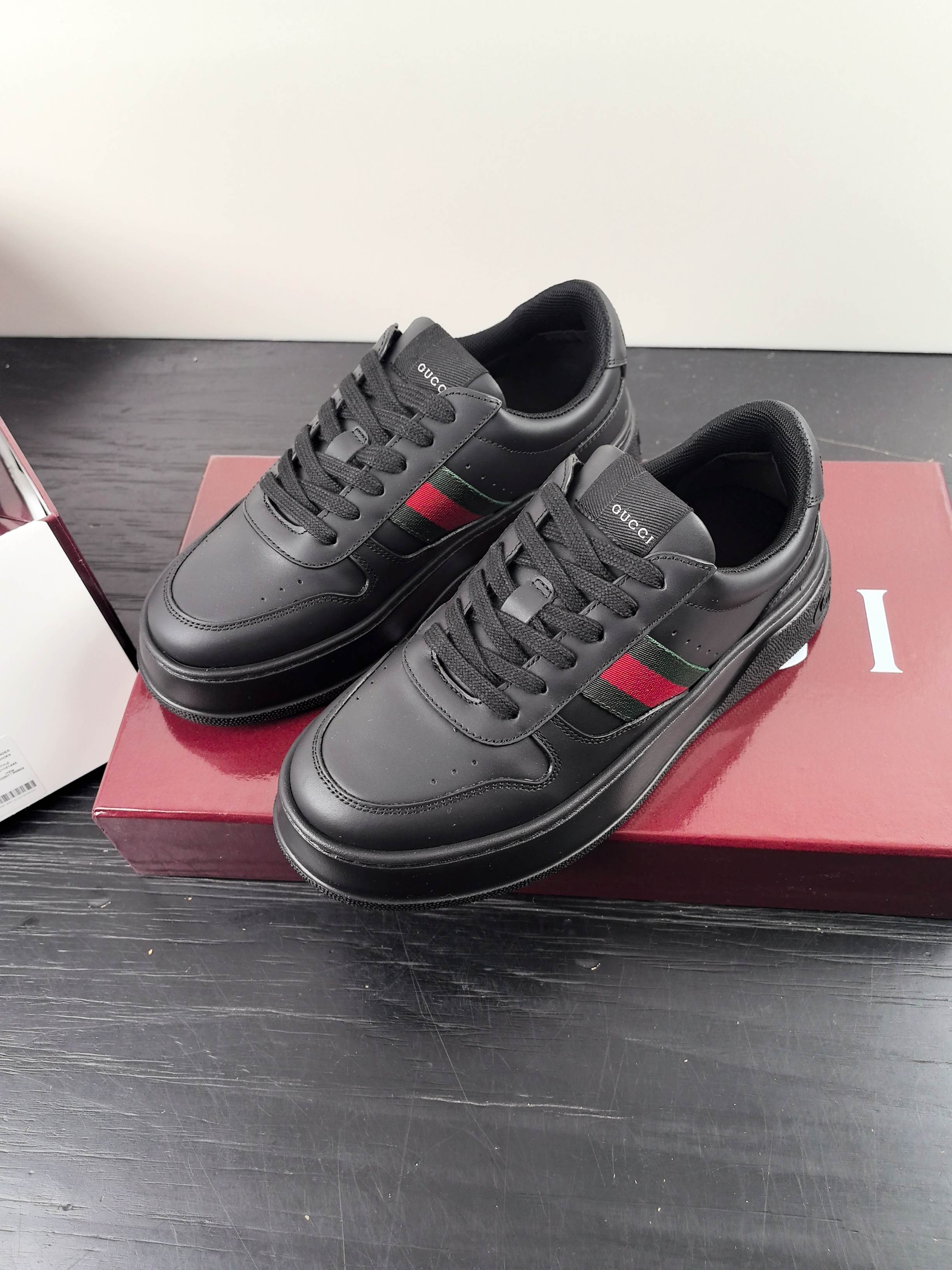 NO:678941,Gucci - biscuit shoes for couples... thick-soled shoes... white shoes... sports shoes... flat shoes... catwalk stars, Internet celebrities, Xiaohongshu, etc. will definitely plant grass and call them. Original customized cowhide fabric (classic old floral fabric, perforation, embossing process), the original bottom has a large Gucci Logo, and a GG Logo on the heel, 5cm thick soles, classic Gucci webbing... Women's size 35-40  Men's sizes 39-44, casual shoes/sports shoes, gucci, sneakers, cowhide19860909Gucci——情侣款饼干鞋…厚底鞋…小白鞋…运动鞋…平板鞋… 走秀款明星 网红 小红书等必定种草打call 原版定制牛皮面料(经典老花布,穿孔,压纹工艺),原版底有大Gucci Logo,后跟还有个GG Logo,5cm增高厚底,经典gucci织带…… 女款35—40正码  男款39—44正码,休闲鞋/运动鞋,gucci,sneakers,cowhide,Women's Shoes