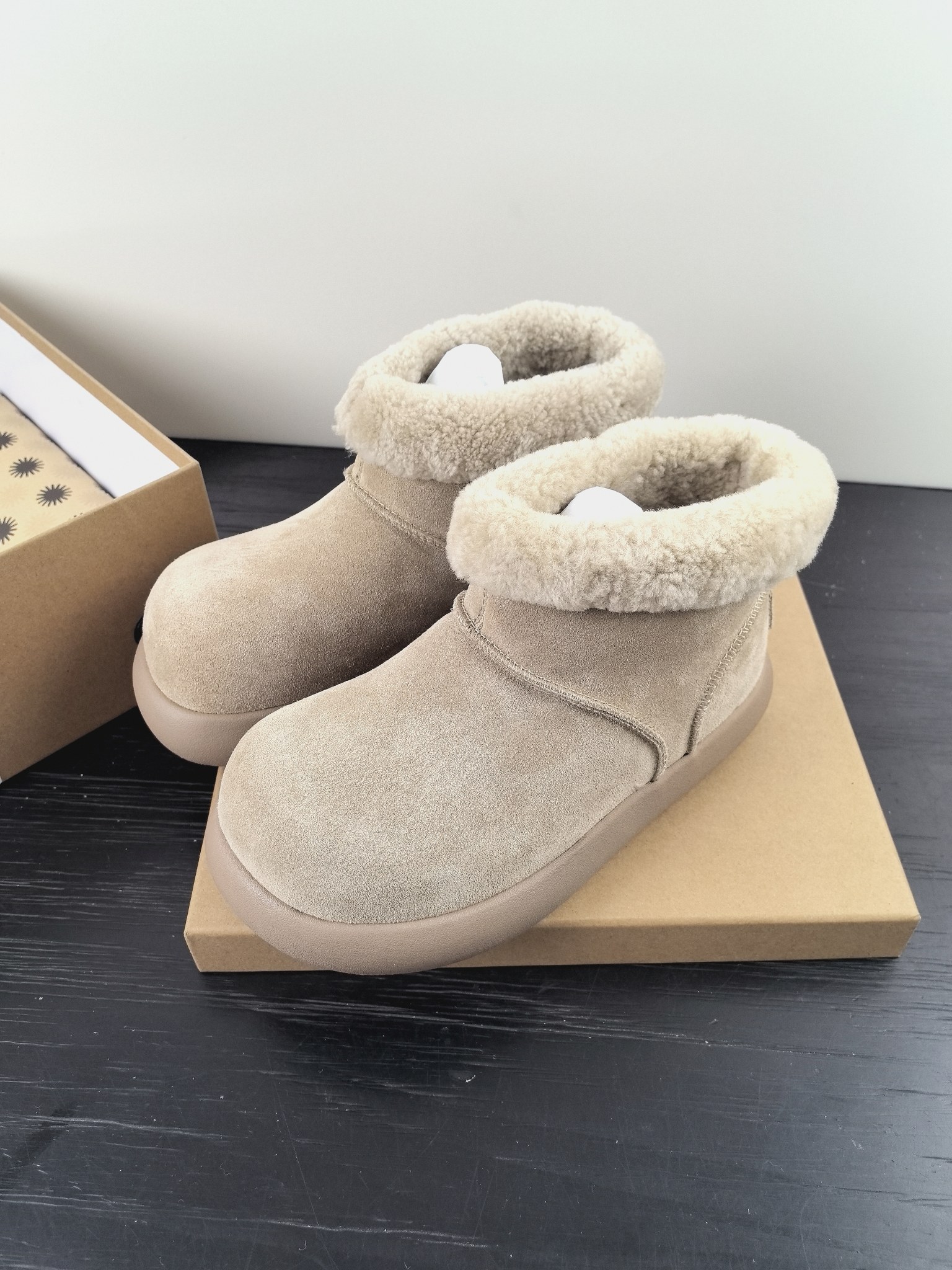 NO:678931,UG25’s latest popular wool boots are really a must-have pair!  The epitome of laziness and casualness, the fit is really high-end and the fit on the feet is super nice and comfortable. A must-have for lazy people. A-grade cow suede fabric with pure wool lining, warm, comfortable, fashionable and versatile. Colors: maroon, coffee, sand, antelope brown. Size: 35-40, snow boots, boots19860909UG25最新爆款羊毛靴真的是必须人手一双！慵懒随性的代表,穿搭上脚真的很高级上脚包裹感超nice,很舒服,懒人必备A级牛反绒面料纯羊毛内里,保暖舒适时尚百搭 颜色栗色、咖啡色、沙色、羚羊棕 码数35-40,雪地靴,boots,Women's Shoes