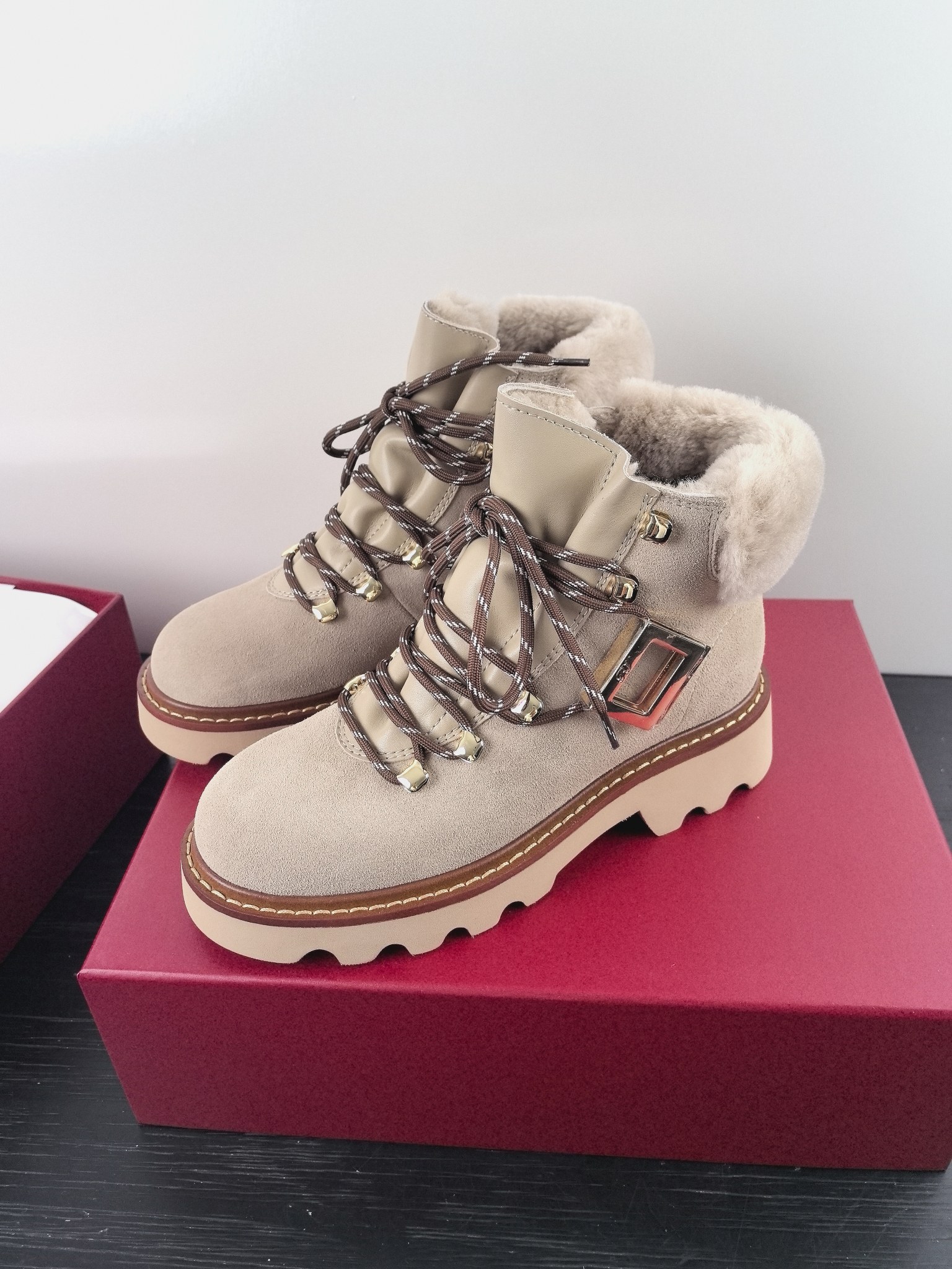 NO:678910,5. The new viv run series square diamond Chelsea fur boots are top-notch at the 5 counters. Be sure to purchase top-notch products!  Produced by Taiwan-funded factory!  A thick-soled Chelsea boot with high-end temperament, which is not only light and comfortable, but also suitable for sports and running!  The 5CM platform sole is very comfortable for long legs and feet, and can be matched with various styles for a full sense of luxury!  Upper imported suede/with shiny Swarovski rhinestone square buckle. Lining: mixed sheepskin outsole, original open molded wear-resistant velvet anti-slip outsole. Shoe size: 35-39 (40 customized, non-refundable). Heel height 5cm. Delivery of luxury latest counters with simultaneous packaging, snow boots, boots, sheepskin, chamois leather.198609095专柜新款viv run系列方钻切尔西毛毛靴顶级上新 ,认准代购级别顶货！台资工厂出品！气质高级的一款厚底切尔西靴,不仅轻便舒适而且运动跑步都可！5CM松糕底增长大长腿上脚舒适满分,搭配各类风格高级感满满！ 鞋面进口麂皮/配闪亮施华洛水钻方扣 内里: 混种羊皮 大底原版开模耐磨绒防滑大底 鞋码: 35-39（40 定制不退换） 跟高5cm 配送豪华最新专柜同步包装,雪地靴,boots,sheepskin,chamois leather,Women's Shoes