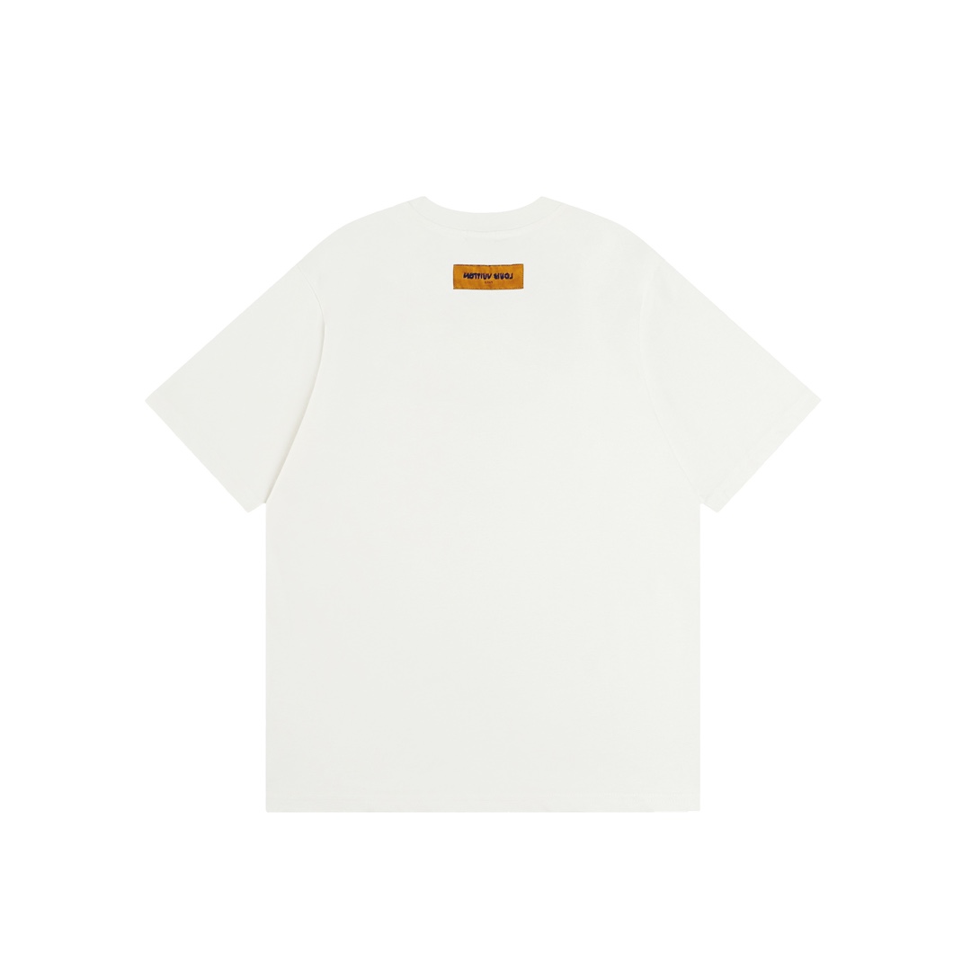💰110【顶级版本.官网品质】
LOUIS VUITTON*路易威登
LV 24ss菲董联名重工钉珠字母刺绣短袖T恤

采用原板独家定制260克32支双莎纯棉面料 质感非常柔软舒服 100%区别市场的顶级面料(不缩水 不变形 不起球)
搭配320克1x1螺纹(面料螺纹同缸定染无色差 不易变形)
原版1:1版型 原版1:1定制辅料 领标 洗水唛 吊牌 包装(细节完美)

款号：9903#
颜色：白色 黑色 宝蓝色
尺码：XS S M L