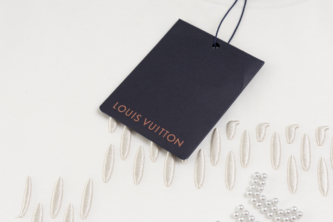 💰110【顶级版本.官网品质】
LOUIS VUITTON*路易威登
LV 24ss菲董联名重工钉珠字母刺绣短袖T恤

采用原板独家定制260克32支双莎纯棉面料 质感非常柔软舒服 100%区别市场的顶级面料(不缩水 不变形 不起球)
搭配320克1x1螺纹(面料螺纹同缸定染无色差 不易变形)
原版1:1版型 原版1:1定制辅料 领标 洗水唛 吊牌 包装(细节完美)

款号：9903#
颜色：白色 黑色 宝蓝色
尺码：XS S M L