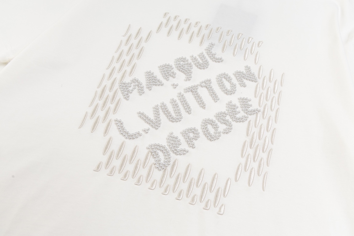 💰110【顶级版本.官网品质】
LOUIS VUITTON*路易威登
LV 24ss菲董联名重工钉珠字母刺绣短袖T恤

采用原板独家定制260克32支双莎纯棉面料 质感非常柔软舒服 100%区别市场的顶级面料(不缩水 不变形 不起球)
搭配320克1x1螺纹(面料螺纹同缸定染无色差 不易变形)
原版1:1版型 原版1:1定制辅料 领标 洗水唛 吊牌 包装(细节完美)

款号：9903#
颜色：白色 黑色 宝蓝色
尺码：XS S M L