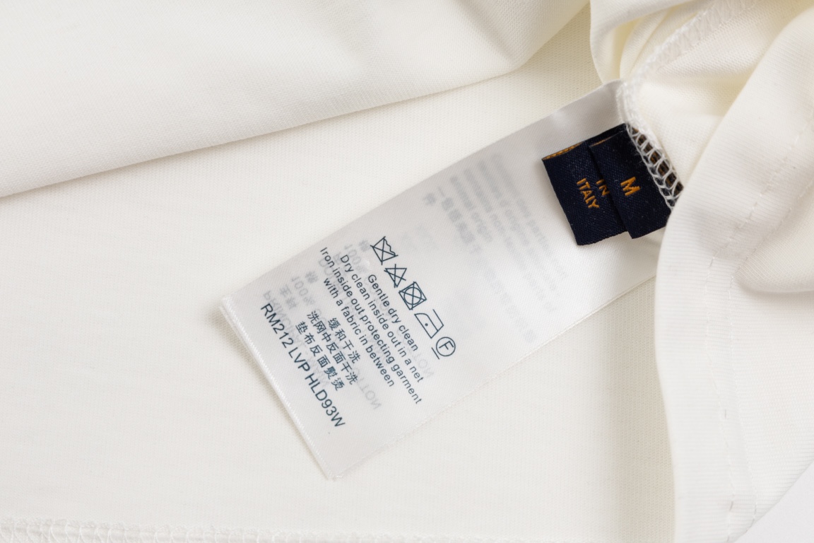 💰110【顶级版本.官网品质】
LOUIS VUITTON*路易威登
LV 24ss菲董联名重工钉珠字母刺绣短袖T恤

采用原板独家定制260克32支双莎纯棉面料 质感非常柔软舒服 100%区别市场的顶级面料(不缩水 不变形 不起球)
搭配320克1x1螺纹(面料螺纹同缸定染无色差 不易变形)
原版1:1版型 原版1:1定制辅料 领标 洗水唛 吊牌 包装(细节完美)

款号：9903#
颜色：白色 黑色 宝蓝色
尺码：XS S M L