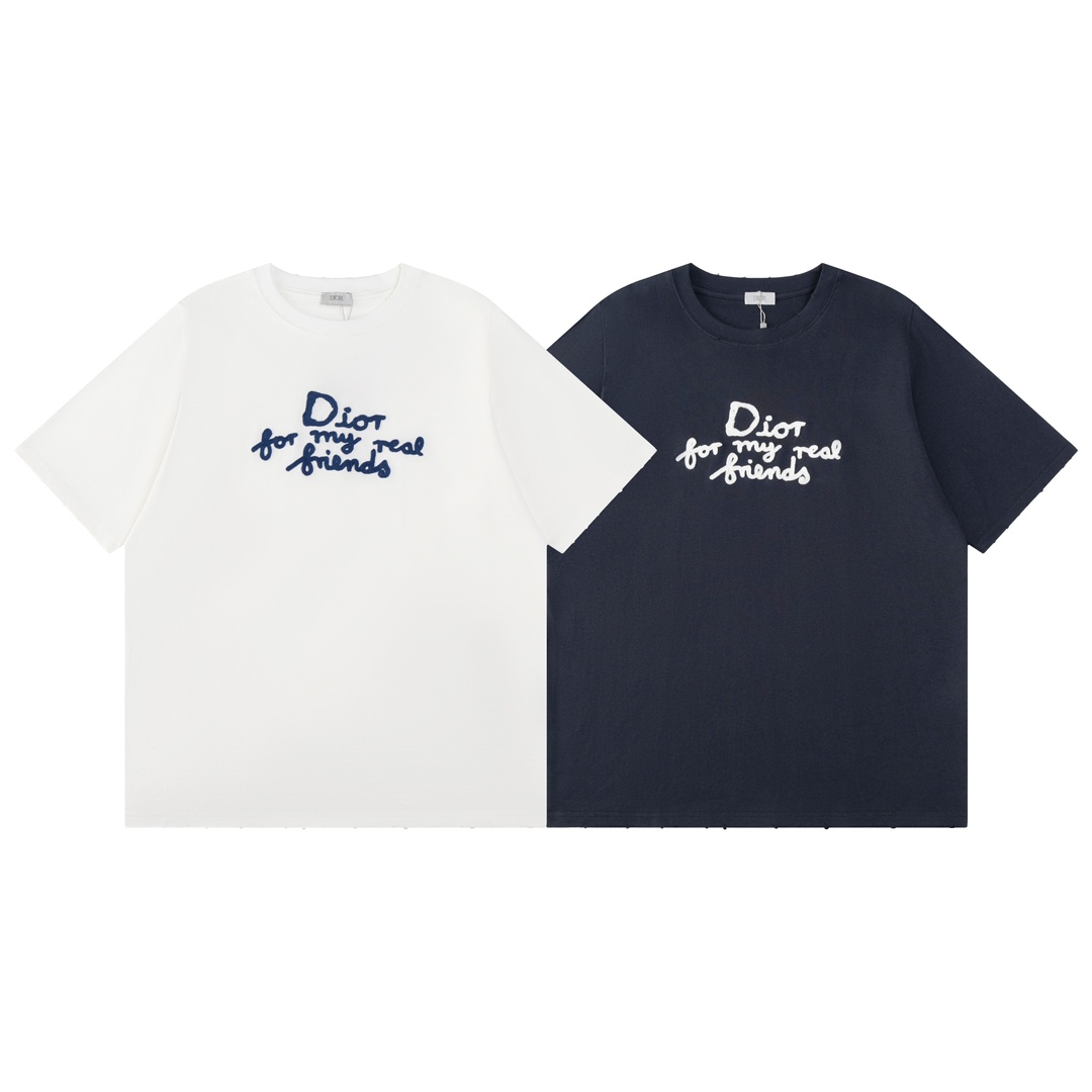 💰90【顶级版本.官网品质】
DIOR迪奥 25ss新款朋友字母签名刺绣短袖T恤
采用原板独家定制280克32支双纱纯棉面料质感非常柔软舒服 100%区别市场的顶级面料(不缩水 不变形 不起球)
搭配320克1x1螺纹(面料螺纹同缸定染无色差 不易变形)
原版1:1版型 原版1:1定制辅料 领标 洗水唛 吊牌 包装(细节完美)

款号：8837#
颜色：白色 深蓝
尺码：XS S M L