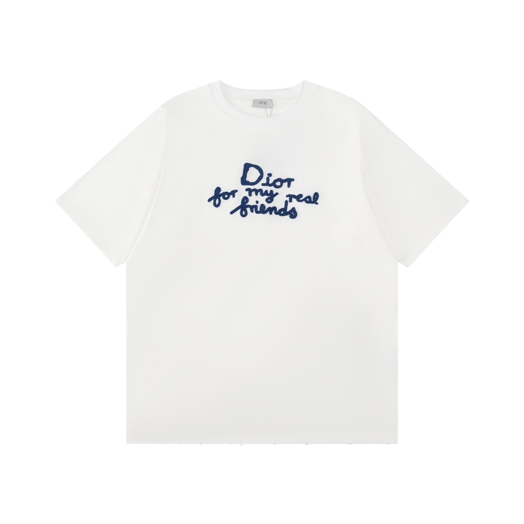 💰90【顶级版本.官网品质】
DIOR迪奥 25ss新款朋友字母签名刺绣短袖T恤
采用原板独家定制280克32支双纱纯棉面料质感非常柔软舒服 100%区别市场的顶级面料(不缩水 不变形 不起球)
搭配320克1x1螺纹(面料螺纹同缸定染无色差 不易变形)
原版1:1版型 原版1:1定制辅料 领标 洗水唛 吊牌 包装(细节完美)

款号：8837#
颜色：白色 深蓝
尺码：XS S M L