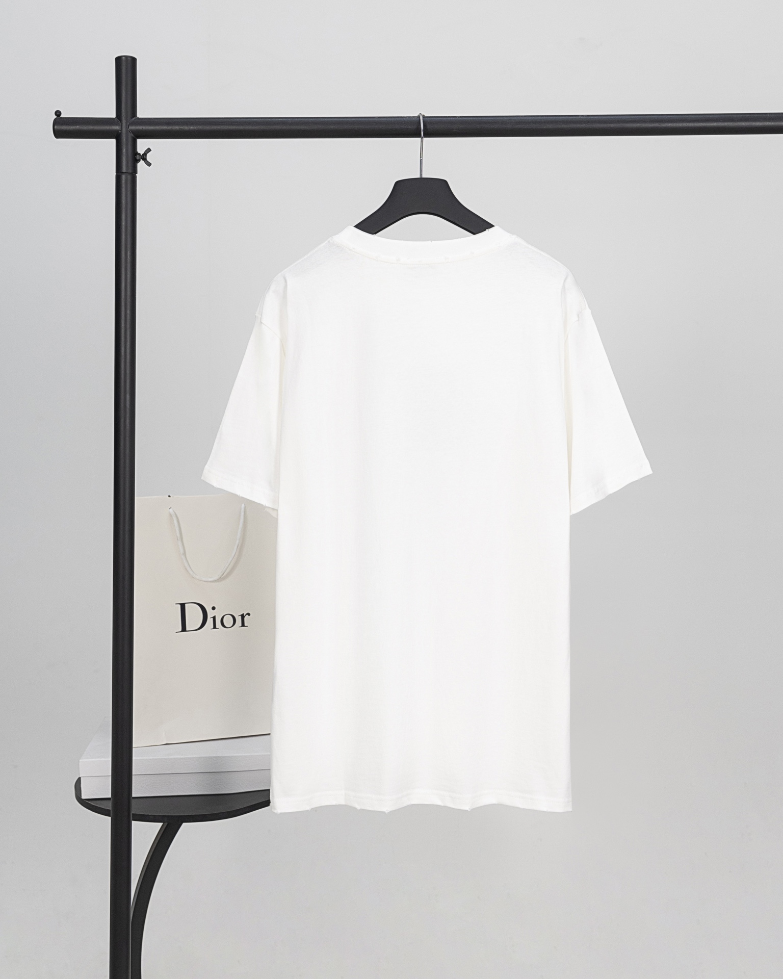 💰90【顶级版本.官网品质】
DIOR迪奥 25ss新款朋友字母签名刺绣短袖T恤
采用原板独家定制280克32支双纱纯棉面料质感非常柔软舒服 100%区别市场的顶级面料(不缩水 不变形 不起球)
搭配320克1x1螺纹(面料螺纹同缸定染无色差 不易变形)
原版1:1版型 原版1:1定制辅料 领标 洗水唛 吊牌 包装(细节完美)

款号：8837#
颜色：白色 蓝色
尺码：XS S M L