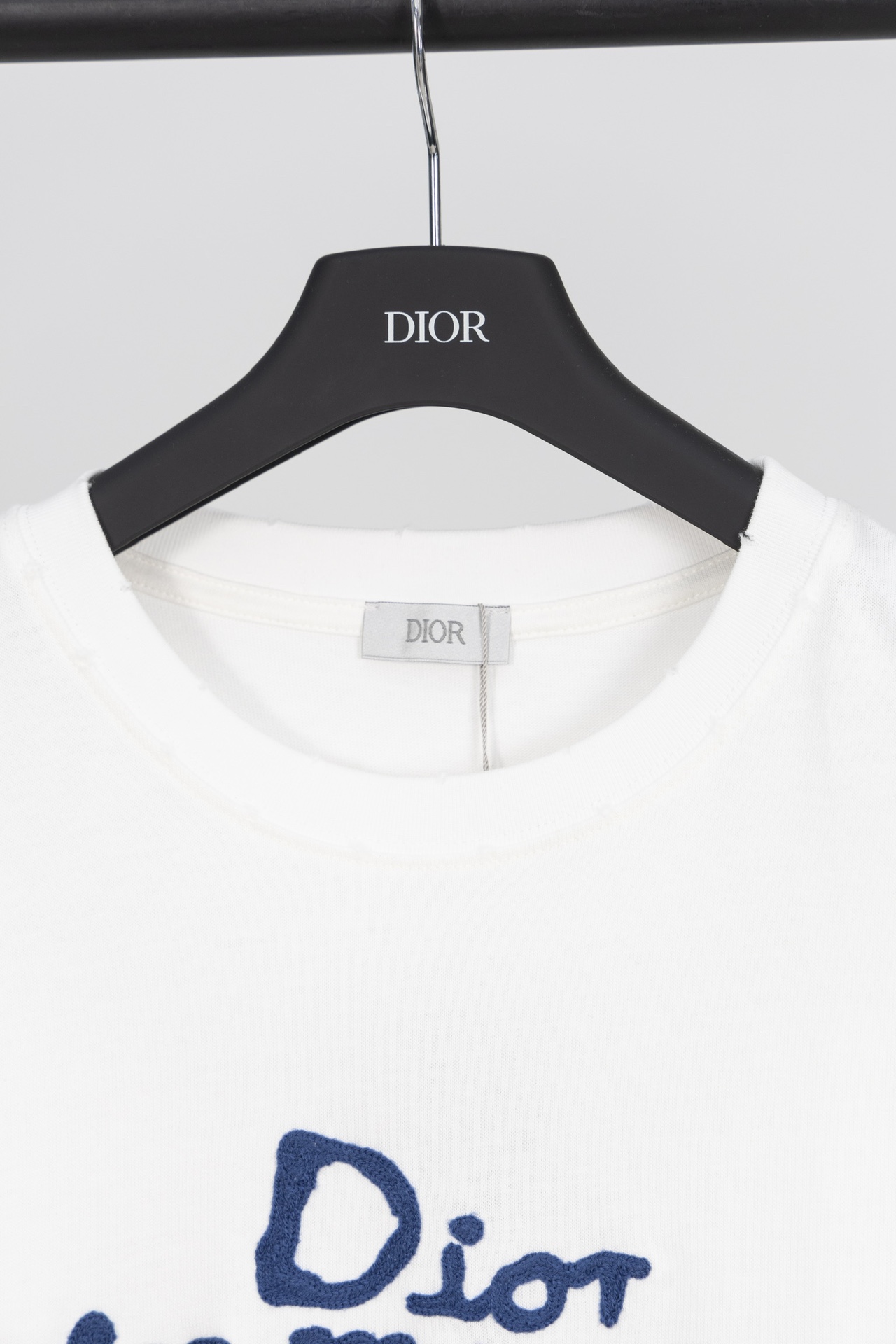 💰90【顶级版本.官网品质】
DIOR迪奥 25ss新款朋友字母签名刺绣短袖T恤
采用原板独家定制280克32支双纱纯棉面料质感非常柔软舒服 100%区别市场的顶级面料(不缩水 不变形 不起球)
搭配320克1x1螺纹(面料螺纹同缸定染无色差 不易变形)
原版1:1版型 原版1:1定制辅料 领标 洗水唛 吊牌 包装(细节完美)

款号：8837#
颜色：白色 蓝色
尺码：XS S M L