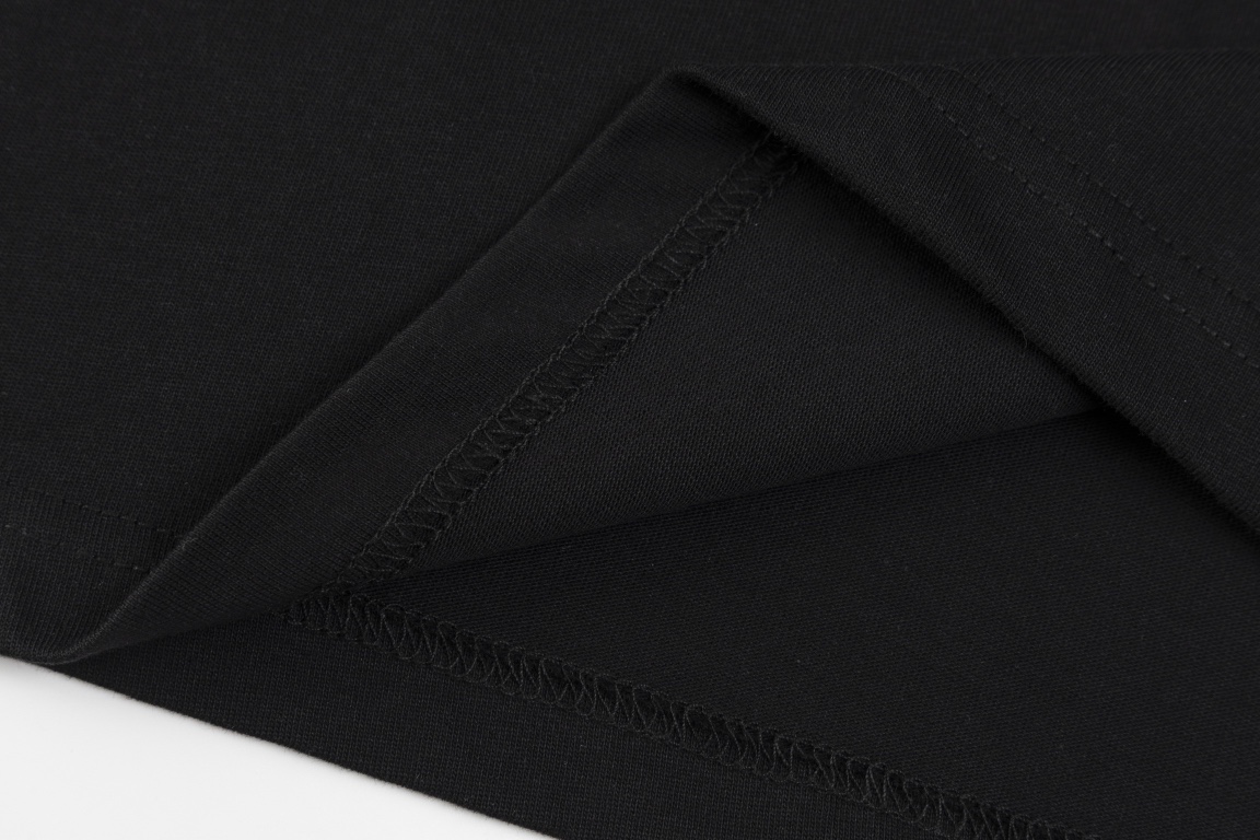 💰85【顶级版本.官网品质】
LOUIS VUITTON*路易威登
LV 菲董设计秀场员工服短袖T恤

采用原板独家定制260克32支双莎纯棉面料 质感非常柔软舒服 100%区别市场的顶级面料(不缩水 不变形 不起球)
搭配320克1x1螺纹(面料螺纹同缸定染无色差 不易变形)
原版1:1版型 原版1:1定制辅料 领标 洗水唛 吊牌 包装(细节完美)

款号：9931#
颜色：白色 黑色
尺码：XS S M L