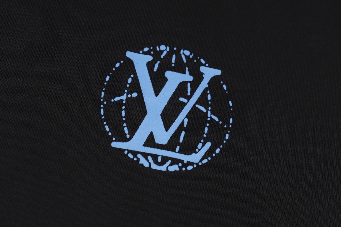 💰85【顶级版本.官网品质】
LOUIS VUITTON*路易威登
LV 菲董设计秀场员工服短袖T恤

采用原板独家定制260克32支双莎纯棉面料 质感非常柔软舒服 100%区别市场的顶级面料(不缩水 不变形 不起球)
搭配320克1x1螺纹(面料螺纹同缸定染无色差 不易变形)
原版1:1版型 原版1:1定制辅料 领标 洗水唛 吊牌 包装(细节完美)

款号：9931#
颜色：白色 黑色
尺码：XS S M L