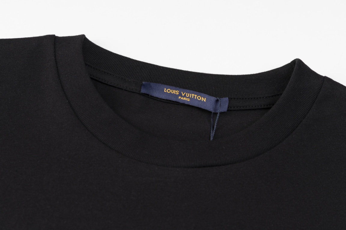 💰85【顶级版本.官网品质】
LOUIS VUITTON*路易威登
LV 菲董设计秀场员工服短袖T恤

采用原板独家定制260克32支双莎纯棉面料 质感非常柔软舒服 100%区别市场的顶级面料(不缩水 不变形 不起球)
搭配320克1x1螺纹(面料螺纹同缸定染无色差 不易变形)
原版1:1版型 原版1:1定制辅料 领标 洗水唛 吊牌 包装(细节完美)

款号：9931#
颜色：白色 黑色
尺码：XS S M L