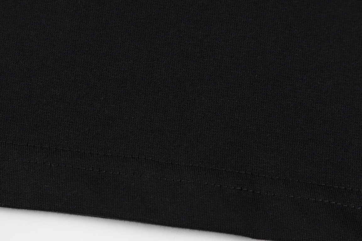 💰85【顶级版本.官网品质】
LOUIS VUITTON*路易威登
LV 菲董设计秀场员工服短袖T恤

采用原板独家定制260克32支双莎纯棉面料 质感非常柔软舒服 100%区别市场的顶级面料(不缩水 不变形 不起球)
搭配320克1x1螺纹(面料螺纹同缸定染无色差 不易变形)
原版1:1版型 原版1:1定制辅料 领标 洗水唛 吊牌 包装(细节完美)

款号：9931#
颜色：白色 黑色
尺码：XS S M L