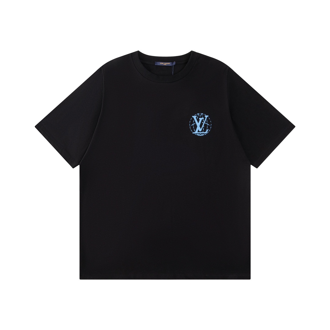 💰85【顶级版本.官网品质】
LOUIS VUITTON*路易威登
LV 菲董设计秀场员工服短袖T恤

采用原板独家定制260克32支双莎纯棉面料 质感非常柔软舒服 100%区别市场的顶级面料(不缩水 不变形 不起球)
搭配320克1x1螺纹(面料螺纹同缸定染无色差 不易变形)
原版1:1版型 原版1:1定制辅料 领标 洗水唛 吊牌 包装(细节完美)

款号：9931#
颜色：白色 黑色
尺码：XS S M L