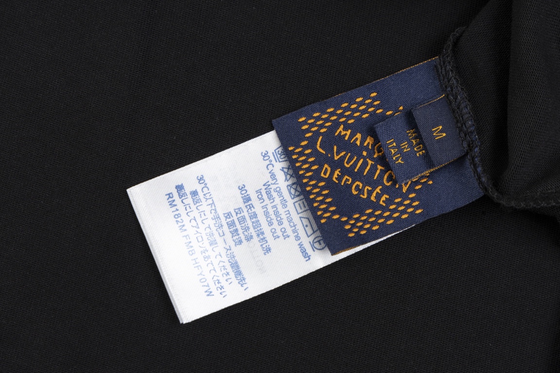 💰85【顶级版本.官网品质】
LOUIS VUITTON*路易威登
LV 菲董设计秀场员工服短袖T恤

采用原板独家定制260克32支双莎纯棉面料 质感非常柔软舒服 100%区别市场的顶级面料(不缩水 不变形 不起球)
搭配320克1x1螺纹(面料螺纹同缸定染无色差 不易变形)
原版1:1版型 原版1:1定制辅料 领标 洗水唛 吊牌 包装(细节完美)

款号：9931#
颜色：白色 黑色
尺码：XS S M L