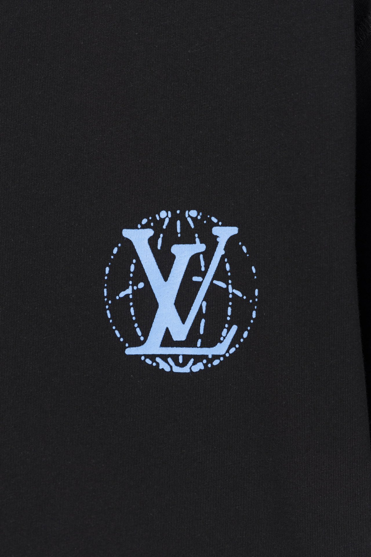 💰85【顶级版本.官网品质】
LOUIS VUITTON*路易威登
LV 菲董设计秀场员工服短袖T恤

采用原板独家定制260克32支双莎纯棉面料 质感非常柔软舒服 100%区别市场的顶级面料(不缩水 不变形 不起球)
搭配320克1x1螺纹(面料螺纹同缸定染无色差 不易变形)
原版1:1版型 原版1:1定制辅料 领标 洗水唛 吊牌 包装(细节完美)

款号：9931#
颜色：白色 黑色
尺码：XS S M L