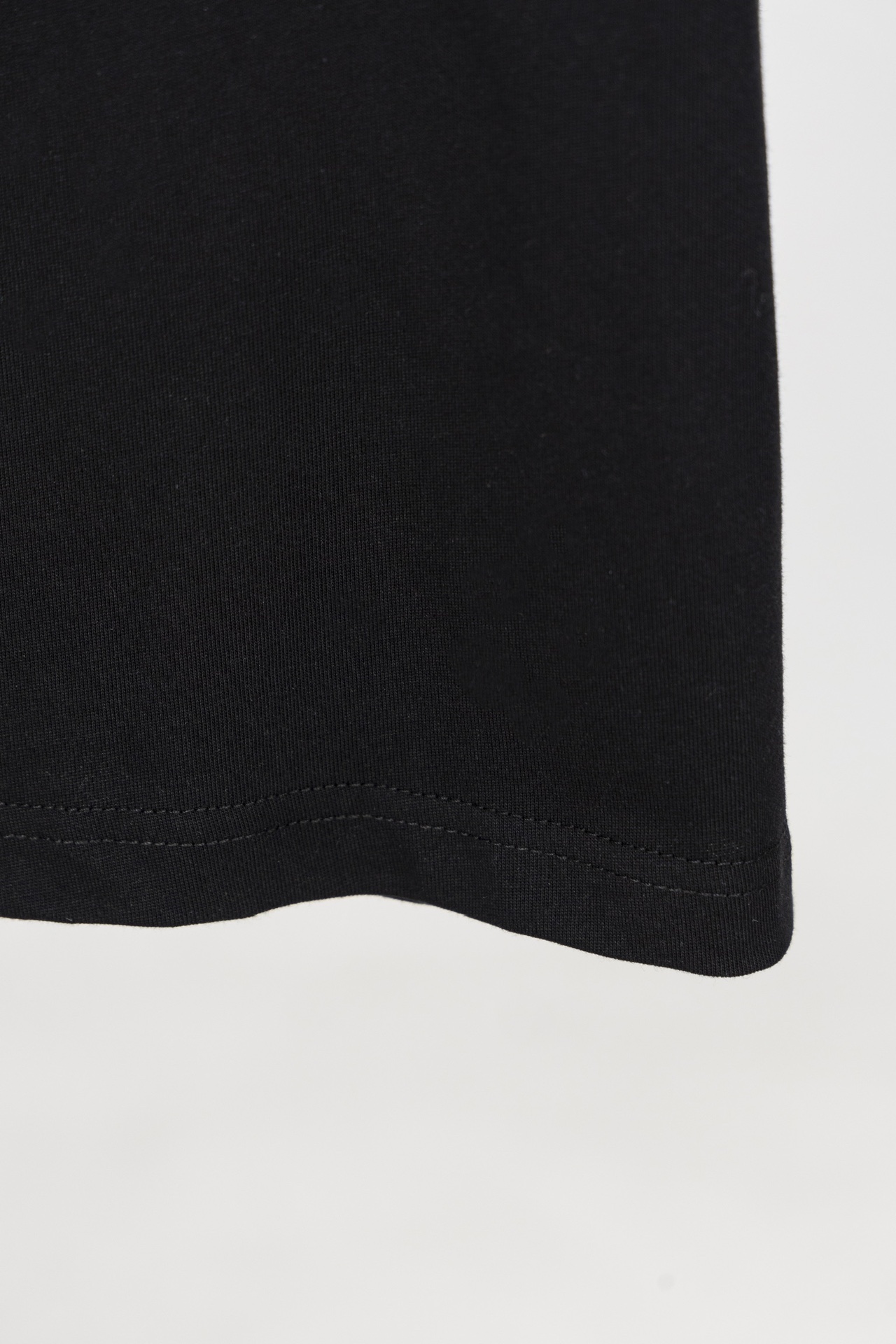 💰85【顶级版本.官网品质】
LOUIS VUITTON*路易威登
LV 菲董设计秀场员工服短袖T恤

采用原板独家定制260克32支双莎纯棉面料 质感非常柔软舒服 100%区别市场的顶级面料(不缩水 不变形 不起球)
搭配320克1x1螺纹(面料螺纹同缸定染无色差 不易变形)
原版1:1版型 原版1:1定制辅料 领标 洗水唛 吊牌 包装(细节完美)

款号：9931#
颜色：白色 黑色
尺码：XS S M L