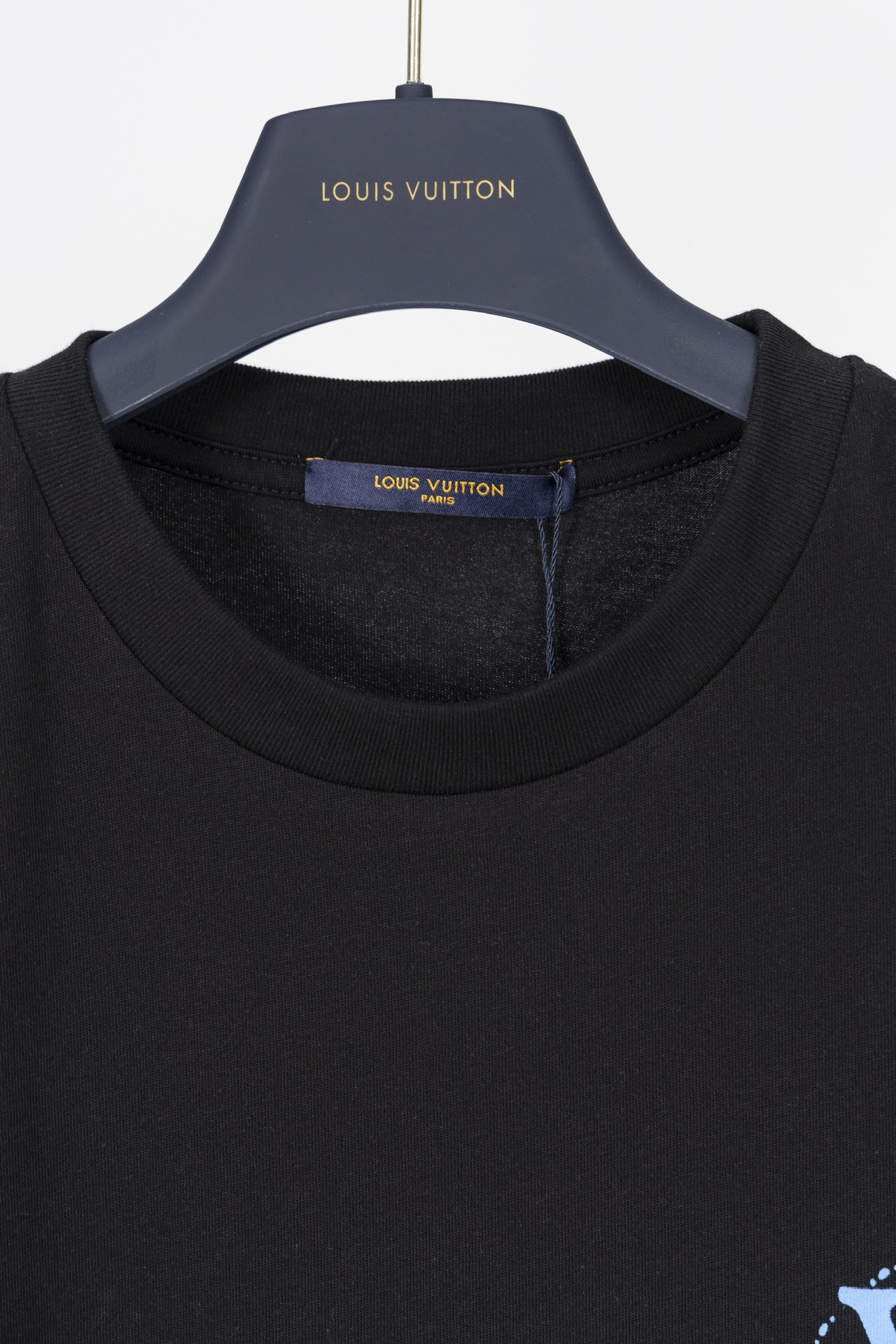 💰85【顶级版本.官网品质】
LOUIS VUITTON*路易威登
LV 菲董设计秀场员工服短袖T恤

采用原板独家定制260克32支双莎纯棉面料 质感非常柔软舒服 100%区别市场的顶级面料(不缩水 不变形 不起球)
搭配320克1x1螺纹(面料螺纹同缸定染无色差 不易变形)
原版1:1版型 原版1:1定制辅料 领标 洗水唛 吊牌 包装(细节完美)

款号：9931#
颜色：白色 黑色
尺码：XS S M L