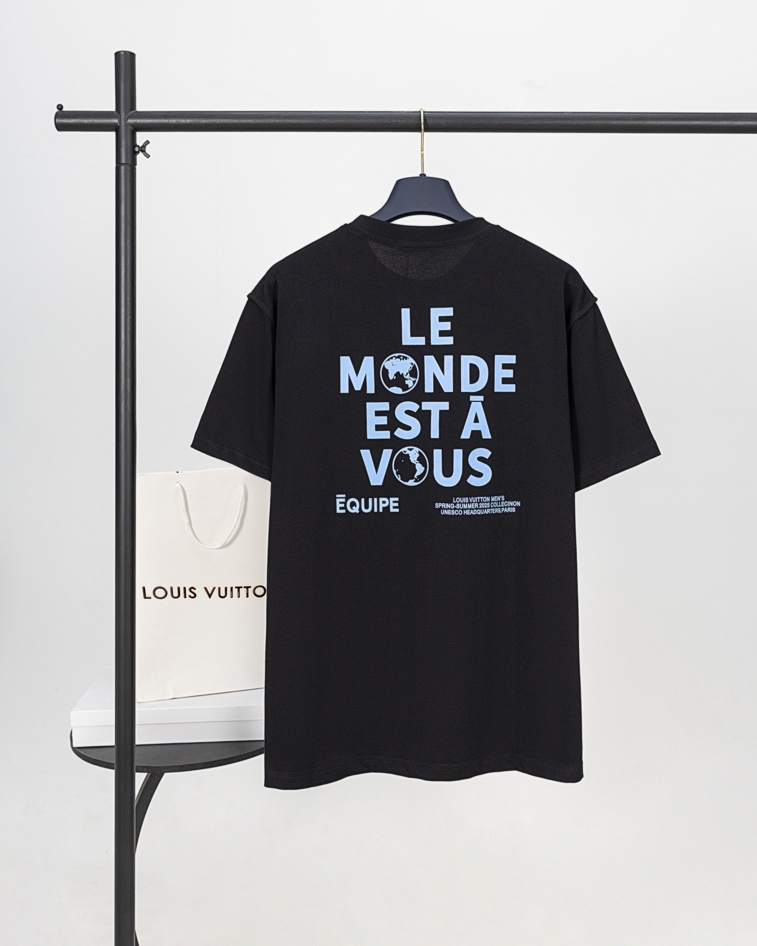 💰85【顶级版本.官网品质】
LOUIS VUITTON*路易威登
LV 菲董设计秀场员工服短袖T恤

采用原板独家定制260克32支双莎纯棉面料 质感非常柔软舒服 100%区别市场的顶级面料(不缩水 不变形 不起球)
搭配320克1x1螺纹(面料螺纹同缸定染无色差 不易变形)
原版1:1版型 原版1:1定制辅料 领标 洗水唛 吊牌 包装(细节完美)

款号：9931#
颜色：白色 黑色
尺码：XS S M L