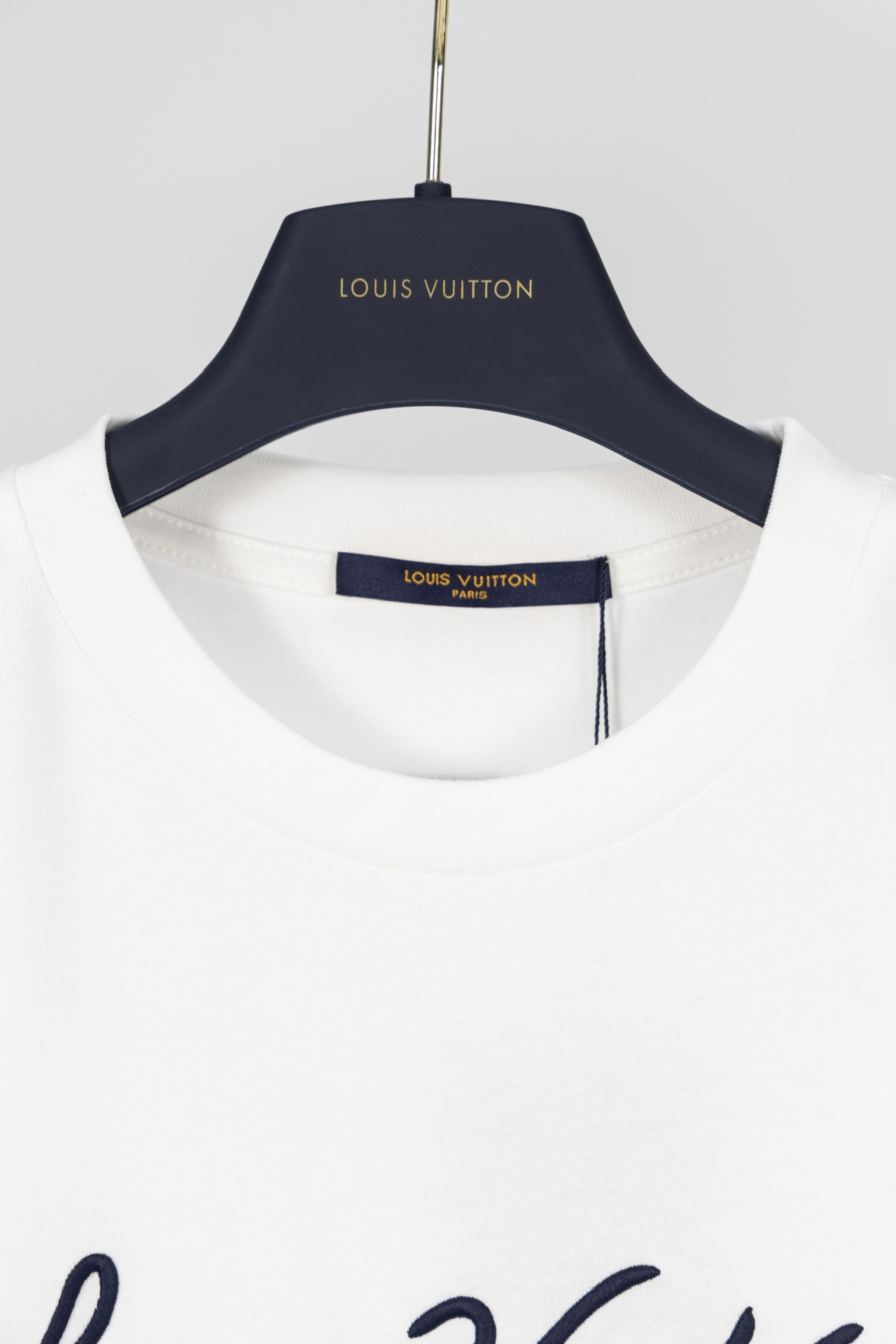 💰85【顶级版本.官网品质】
LOUIS VUITTON*路易威登
LV 特色印花刺绣短袖T恤

采用原板独家定制260克32支双莎纯棉面料 质感非常柔软舒服 100%区别市场的顶级面料(不缩水 不变形 不起球)
搭配320克1x1螺纹(面料螺纹同缸定染无色差 不易变形)
原版1:1版型 原版1:1定制辅料 领标 洗水唛 吊牌 包装(细节完美)

款号：9929#
颜色：白色
尺码：XS S M L