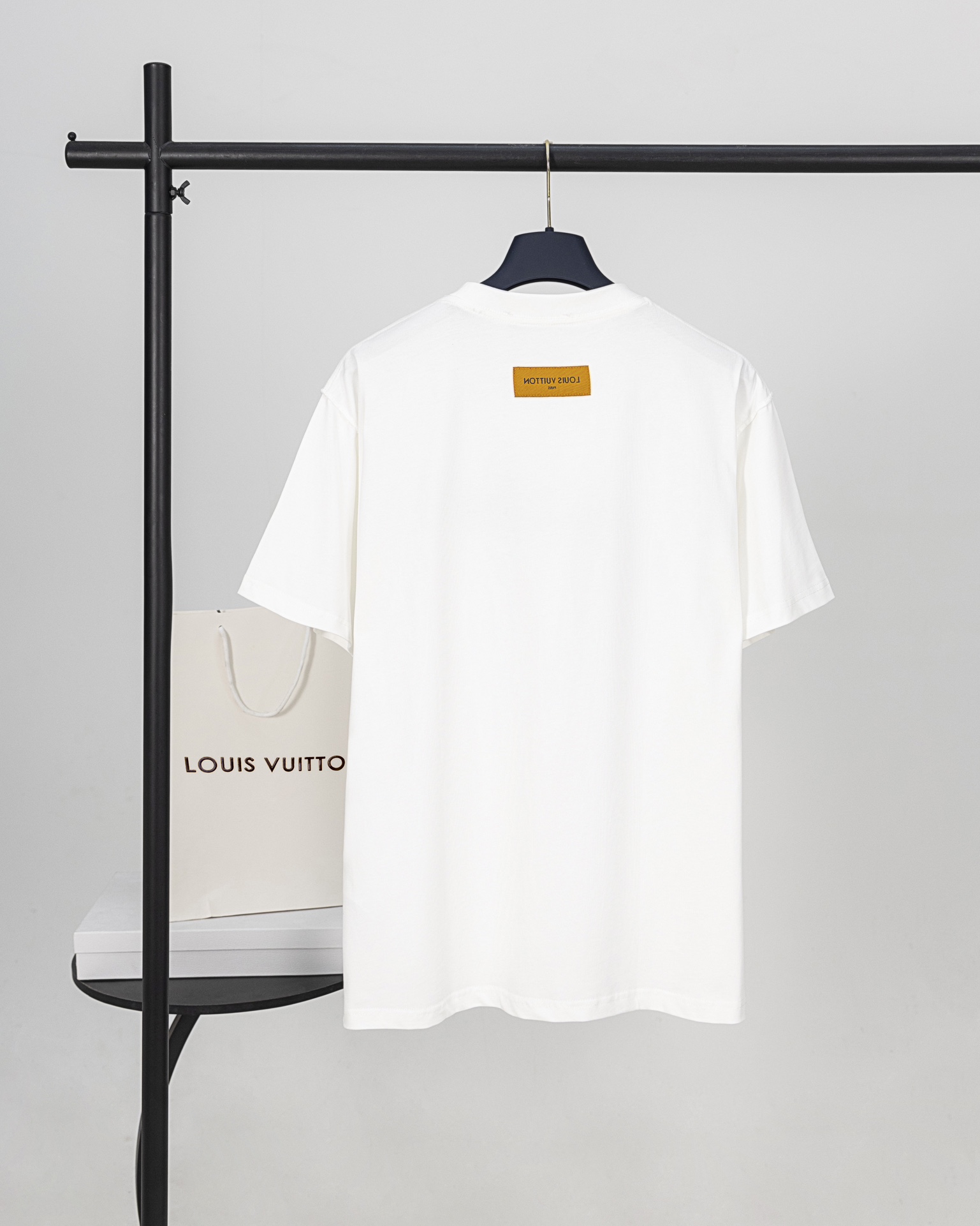💰85【顶级版本.官网品质】
LOUIS VUITTON*路易威登
LV 特色印花刺绣短袖T恤

采用原板独家定制260克32支双莎纯棉面料 质感非常柔软舒服 100%区别市场的顶级面料(不缩水 不变形 不起球)
搭配320克1x1螺纹(面料螺纹同缸定染无色差 不易变形)
原版1:1版型 原版1:1定制辅料 领标 洗水唛 吊牌 包装(细节完美)

款号：9929#
颜色：白色
尺码：XS S M L