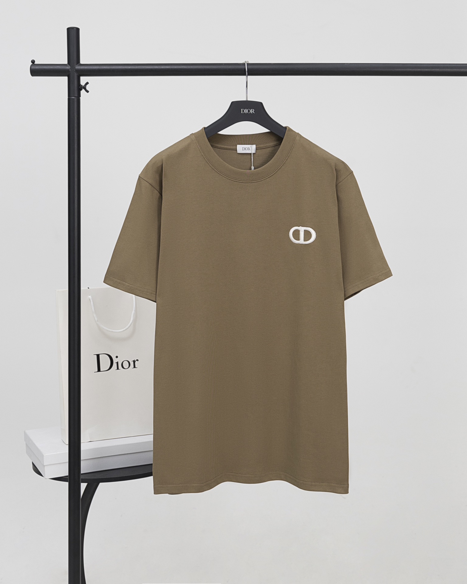 【顶级版本.官网品质】
DIOR迪奥 CD字母经典刺绣短袖T恤
采...