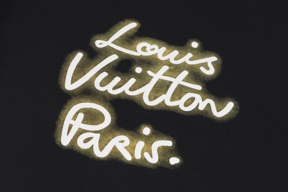 💰125 LOUIS VUITTON/路易威登2025 SS LV 霓虹灯印花短袖T恤
✅本市场No.1的质量 真正天花板品质
✅全部原版开发注意细节图 避免被盗图商家混发 
✅正确260g定织定染36支双纱纯棉面料 柔软透气舒适不缩水不变形 不起球
✅进口材料康丽机器印花 字母立体清晰 牢固不脱落正确印花细节
✅定染螺纹 不变形 无色差超重工艺 区别市场通货
这里解释一下为什么我比别人贵一点，

1.看似是简单的印花或绣花 其实一点都不简单 10000%进口机还原 不是嘴上说 欢迎对比同行

2.每款均为公司出品 细节做工面料均和正品一致. 保证和专柜无色差. 复刻不可怕 谁假谁尴尬。复刻不丢人 复刻还买不到正确版本才丢人。

3.注意螺纹领口均为360G原版领口 领口宽度和柜柜精确到毫米 厚领口不易变形 高档货领口孤独都是还原柜柜 区别世面大领口普通垃圾短袖印个印花 上身锁骨都漏出来 就敢自称高版本 麻烦长长心吧 买过正品或者见过正品的客户 再拿我家货 都会回头下单 这就是质量 这就是品质 

4.定制辅料 领标 洗水唛 吊牌 包装 真正还原柜台  区别世面清一色通货主麦水洗麦的快餐货 

5.注意做工 领口处针脚 无折叠 顺畅自然没重叠线 真正还原 这是多少人都做不到的 

6.面料采用260g专用36支双纱 面料没人可以做的比我家更好 和市面上的普通版本真的没办法比 尊重一下 好歹也是正品几千元的东西 真的别去穿地摊货质量

7.做工全方位还原 包装全方位还原 成本巨高

8. 我在这里作出保证这是你能找到的最高品质 
货号：K189936
尺码：XS-S-M-L （正确版本尺码很大）
         XS    S    M     L
胸围109  113  117  121
肩宽46    48   50   52
衣长72    74   76   78
袖长24    25  26   27