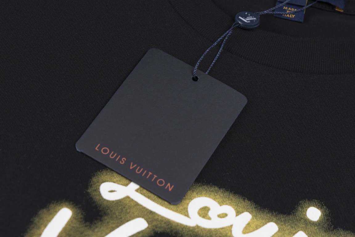 💰125 LOUIS VUITTON/路易威登2025 SS LV 霓虹灯印花短袖T恤
✅本市场No.1的质量 真正天花板品质
✅全部原版开发注意细节图 避免被盗图商家混发 
✅正确260g定织定染36支双纱纯棉面料 柔软透气舒适不缩水不变形 不起球
✅进口材料康丽机器印花 字母立体清晰 牢固不脱落正确印花细节
✅定染螺纹 不变形 无色差超重工艺 区别市场通货
这里解释一下为什么我比别人贵一点，

1.看似是简单的印花或绣花 其实一点都不简单 10000%进口机还原 不是嘴上说 欢迎对比同行

2.每款均为公司出品 细节做工面料均和正品一致. 保证和专柜无色差. 复刻不可怕 谁假谁尴尬。复刻不丢人 复刻还买不到正确版本才丢人。

3.注意螺纹领口均为360G原版领口 领口宽度和柜柜精确到毫米 厚领口不易变形 高档货领口孤独都是还原柜柜 区别世面大领口普通垃圾短袖印个印花 上身锁骨都漏出来 就敢自称高版本 麻烦长长心吧 买过正品或者见过正品的客户 再拿我家货 都会回头下单 这就是质量 这就是品质 

4.定制辅料 领标 洗水唛 吊牌 包装 真正还原柜台  区别世面清一色通货主麦水洗麦的快餐货 

5.注意做工 领口处针脚 无折叠 顺畅自然没重叠线 真正还原 这是多少人都做不到的 

6.面料采用260g专用36支双纱 面料没人可以做的比我家更好 和市面上的普通版本真的没办法比 尊重一下 好歹也是正品几千元的东西 真的别去穿地摊货质量

7.做工全方位还原 包装全方位还原 成本巨高

8. 我在这里作出保证这是你能找到的最高品质 
货号：K189936
尺码：XS-S-M-L （正确版本尺码很大）
         XS    S    M     L
胸围109  113  117  121
肩宽46    48   50   52
衣长72    74   76   78
袖长24    25  26   27