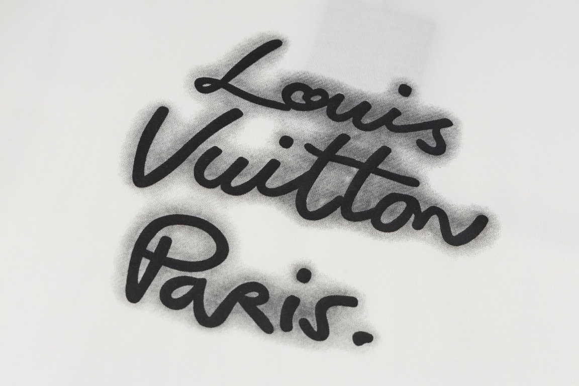 💰125 LOUIS VUITTON/路易威登2025 SS LV 霓虹灯印花短袖T恤
✅本市场No.1的质量 真正天花板品质
✅全部原版开发注意细节图 避免被盗图商家混发 
✅正确260g定织定染36支双纱纯棉面料 柔软透气舒适不缩水不变形 不起球
✅进口材料康丽机器印花 字母立体清晰 牢固不脱落正确印花细节
✅定染螺纹 不变形 无色差超重工艺 区别市场通货
这里解释一下为什么我比别人贵一点，

1.看似是简单的印花或绣花 其实一点都不简单 10000%进口机还原 不是嘴上说 欢迎对比同行

2.每款均为公司出品 细节做工面料均和正品一致. 保证和专柜无色差. 复刻不可怕 谁假谁尴尬。复刻不丢人 复刻还买不到正确版本才丢人。

3.注意螺纹领口均为360G原版领口 领口宽度和柜柜精确到毫米 厚领口不易变形 高档货领口孤独都是还原柜柜 区别世面大领口普通垃圾短袖印个印花 上身锁骨都漏出来 就敢自称高版本 麻烦长长心吧 买过正品或者见过正品的客户 再拿我家货 都会回头下单 这就是质量 这就是品质 

4.定制辅料 领标 洗水唛 吊牌 包装 真正还原柜台  区别世面清一色通货主麦水洗麦的快餐货 

5.注意做工 领口处针脚 无折叠 顺畅自然没重叠线 真正还原 这是多少人都做不到的 

6.面料采用260g专用36支双纱 面料没人可以做的比我家更好 和市面上的普通版本真的没办法比 尊重一下 好歹也是正品几千元的东西 真的别去穿地摊货质量

7.做工全方位还原 包装全方位还原 成本巨高

8. 我在这里作出保证这是你能找到的最高品质 
货号：K189936
尺码：XS-S-M-L （正确版本尺码很大）
         XS    S    M     L
胸围109  113  117  121
肩宽46    48   50   52
衣长72    74   76   78
袖长24    25  26   27