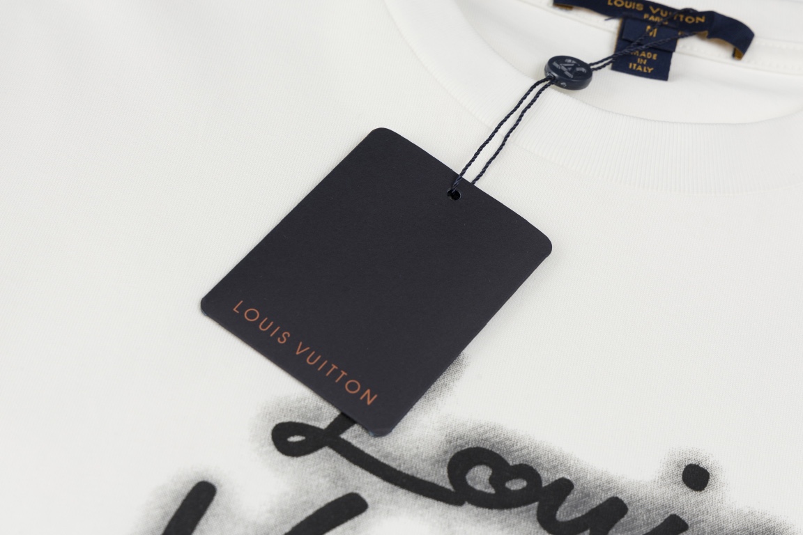 💰125 LOUIS VUITTON/路易威登2025 SS LV 霓虹灯印花短袖T恤
✅本市场No.1的质量 真正天花板品质
✅全部原版开发注意细节图 避免被盗图商家混发 
✅正确260g定织定染36支双纱纯棉面料 柔软透气舒适不缩水不变形 不起球
✅进口材料康丽机器印花 字母立体清晰 牢固不脱落正确印花细节
✅定染螺纹 不变形 无色差超重工艺 区别市场通货
这里解释一下为什么我比别人贵一点，

1.看似是简单的印花或绣花 其实一点都不简单 10000%进口机还原 不是嘴上说 欢迎对比同行

2.每款均为公司出品 细节做工面料均和正品一致. 保证和专柜无色差. 复刻不可怕 谁假谁尴尬。复刻不丢人 复刻还买不到正确版本才丢人。

3.注意螺纹领口均为360G原版领口 领口宽度和柜柜精确到毫米 厚领口不易变形 高档货领口孤独都是还原柜柜 区别世面大领口普通垃圾短袖印个印花 上身锁骨都漏出来 就敢自称高版本 麻烦长长心吧 买过正品或者见过正品的客户 再拿我家货 都会回头下单 这就是质量 这就是品质 

4.定制辅料 领标 洗水唛 吊牌 包装 真正还原柜台  区别世面清一色通货主麦水洗麦的快餐货 

5.注意做工 领口处针脚 无折叠 顺畅自然没重叠线 真正还原 这是多少人都做不到的 

6.面料采用260g专用36支双纱 面料没人可以做的比我家更好 和市面上的普通版本真的没办法比 尊重一下 好歹也是正品几千元的东西 真的别去穿地摊货质量

7.做工全方位还原 包装全方位还原 成本巨高

8. 我在这里作出保证这是你能找到的最高品质 
货号：K189936
尺码：XS-S-M-L （正确版本尺码很大）
         XS    S    M     L
胸围109  113  117  121
肩宽46    48   50   52
衣长72    74   76   78
袖长24    25  26   27