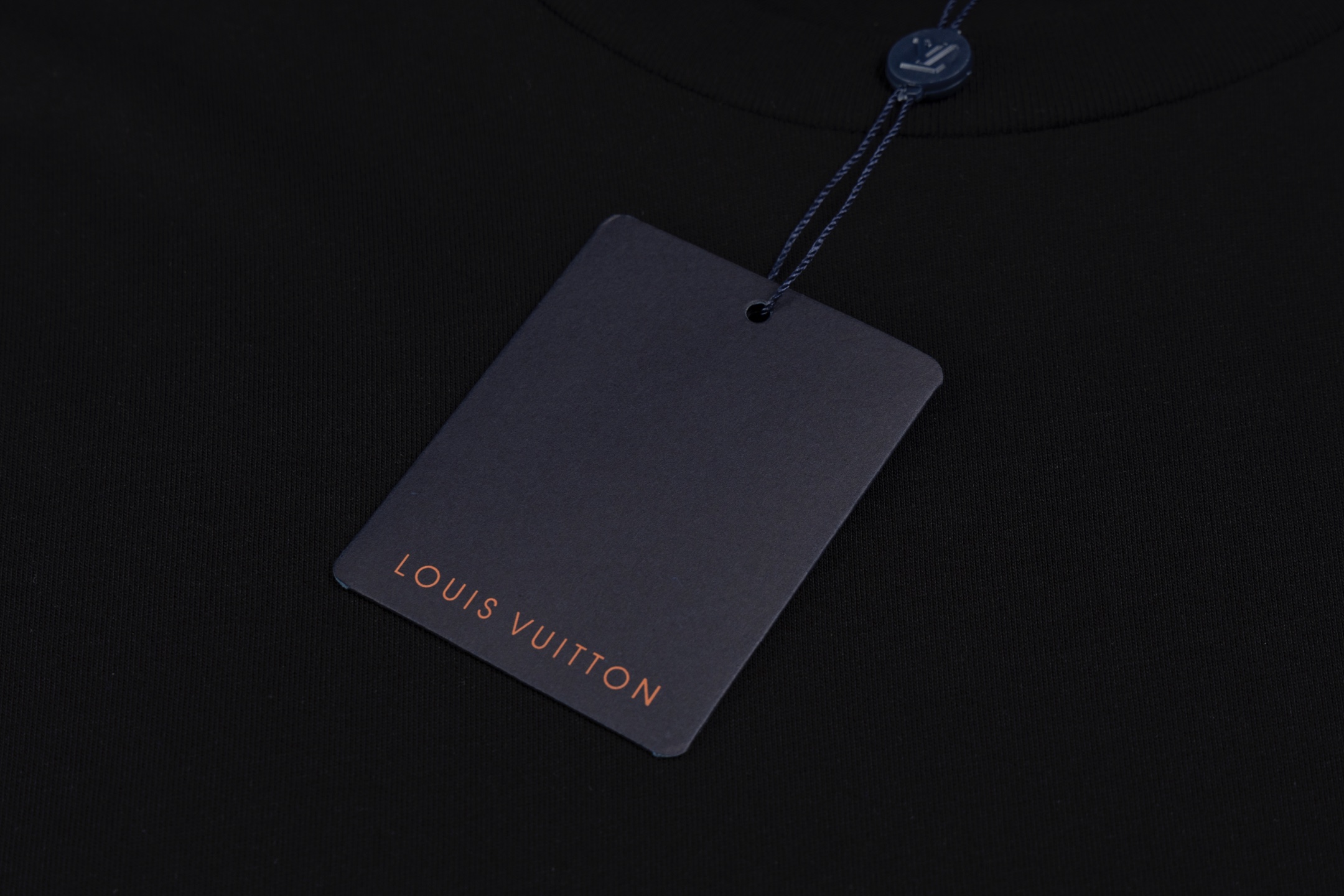 💰125 LOUIS VUITTON/路易威登2025 SS LV 新款串珠水钻绣片短袖T恤
✅本市场No.1的质量 真正天花板品质
✅全部原版开发注意细节图 避免被盗图商家混发 
✅正确260g定织定染36支双纱纯棉面料 柔软透气舒适不缩水不变形 不起球
✅进口水钻珠片刺绣 双针车线跨缝工艺
✅定染螺纹 不变形 无色差超重工艺 区别市场通货
这里解释一下为什么我比别人贵一点，

1.看似是简单的印花或绣花 其实一点都不简单 10000%进口机还原 不是嘴上说 欢迎对比同行

2.每款均为公司出品 细节做工面料均和正品一致. 保证和专柜无色差. 复刻不可怕 谁假谁尴尬。复刻不丢人 复刻还买不到正确版本才丢人。

3.注意螺纹领口均为360G原版领口 领口宽度和柜柜精确到毫米 厚领口不易变形 高档货领口孤独都是还原柜柜 区别世面大领口普通垃圾短袖印个印花 上身锁骨都漏出来 就敢自称高版本 麻烦长长心吧 买过正品或者见过正品的客户 再拿我家货 都会回头下单 这就是质量 这就是品质 

4.定制辅料 领标 洗水唛 吊牌 包装 真正还原柜台  区别世面清一色通货主麦水洗麦的快餐货 

5.注意做工 领口处针脚 无折叠 顺畅自然没重叠线 真正还原 这是多少人都做不到的 

6.面料采用260g专用36支双纱 面料没人可以做的比我家更好 和市面上的普通版本真的没办法比 尊重一下 好歹也是正品几千元的东西 真的别去穿地摊货质量

7.做工全方位还原 包装全方位还原 成本巨高

8. 我在这里作出保证这是你能找到的最高品质 
货号：K179943
尺码：XS-S-M-L （正确版本尺码很大）
         XS    S    M     L
胸围109  113  117  121
肩宽46    48   50   52
衣长72    74   76   78
袖长24    25  26   27