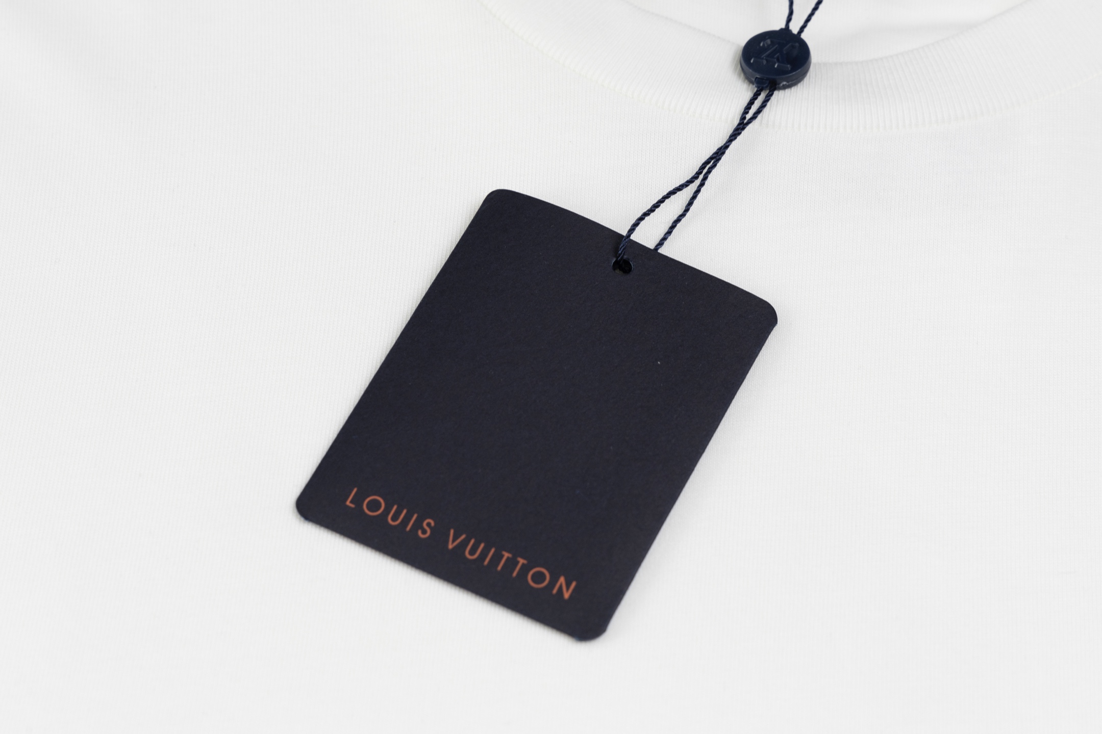 💰125 LOUIS VUITTON/路易威登2025 SS LV 新款串珠水钻绣片短袖T恤
✅本市场No.1的质量 真正天花板品质
✅全部原版开发注意细节图 避免被盗图商家混发 
✅正确260g定织定染36支双纱纯棉面料 柔软透气舒适不缩水不变形 不起球
✅进口水钻珠片刺绣 双针车线跨缝工艺
✅定染螺纹 不变形 无色差超重工艺 区别市场通货
这里解释一下为什么我比别人贵一点，

1.看似是简单的印花或绣花 其实一点都不简单 10000%进口机还原 不是嘴上说 欢迎对比同行

2.每款均为公司出品 细节做工面料均和正品一致. 保证和专柜无色差. 复刻不可怕 谁假谁尴尬。复刻不丢人 复刻还买不到正确版本才丢人。

3.注意螺纹领口均为360G原版领口 领口宽度和柜柜精确到毫米 厚领口不易变形 高档货领口孤独都是还原柜柜 区别世面大领口普通垃圾短袖印个印花 上身锁骨都漏出来 就敢自称高版本 麻烦长长心吧 买过正品或者见过正品的客户 再拿我家货 都会回头下单 这就是质量 这就是品质 

4.定制辅料 领标 洗水唛 吊牌 包装 真正还原柜台  区别世面清一色通货主麦水洗麦的快餐货 

5.注意做工 领口处针脚 无折叠 顺畅自然没重叠线 真正还原 这是多少人都做不到的 

6.面料采用260g专用36支双纱 面料没人可以做的比我家更好 和市面上的普通版本真的没办法比 尊重一下 好歹也是正品几千元的东西 真的别去穿地摊货质量

7.做工全方位还原 包装全方位还原 成本巨高

8. 我在这里作出保证这是你能找到的最高品质 
货号：K179943
尺码：XS-S-M-L （正确版本尺码很大）
         XS    S    M     L
胸围109  113  117  121
肩宽46    48   50   52
衣长72    74   76   78
袖长24    25  26   27