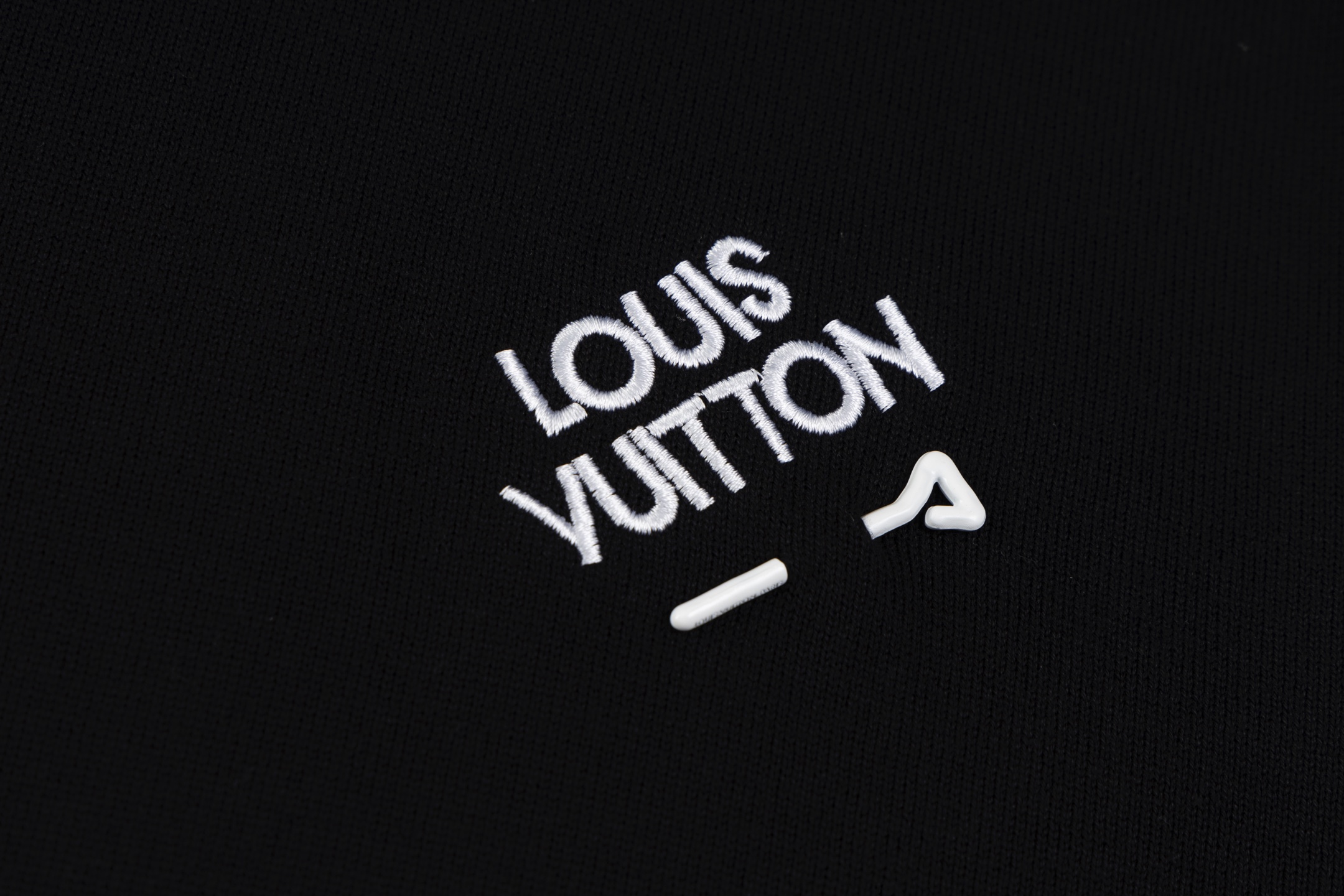 💰140 LOUIS VUITTON/路易威登2025 SS LV 别针针织短袖毛衣T恤
✅本市场No.1的质量 真正天花板品质
✅全部原版开发注意细节图 避免被盗图商家混发
✅正确14s细针织片,织线原衣对色 优质棉纱线织造 纹理清晰 手感柔软 舒适贴肤透气 不缩水不变形 不起球
✅全自动进口3D针织机 图案立体清晰对位对版 针织界的天花板 胸口Logo田岛机万针刺绣立体饱满无毛边
✅定染螺纹 不变形 无色差超重工艺 区别市场通货
这里解释一下为什么我比别人贵一点,
1.看似是简单的印花或绣花 其实一点都不简单 10000%进口机还原 不是嘴上说 欢迎对比同行
2.每款均为公司出品 细节做工面料均和正品一致. 保证和专柜无色差. 复刻不可怕 谁假谁尴尬。复刻不丢人 复刻还买不到正确版本才丢人。
3.领口宽度和柜柜精确到毫米 厚领口不易变形 高档货领口孤独都是还原柜柜 区别世面大领口普通垃圾短袖印个印花 上身锁骨都漏出来 就敢自称高版本 麻烦长长心吧 买过正品或者见过正品的客户 再拿我家货 都会回头下单 这就是质量 这就是品质
4.定制辅料 领标 洗水唛 吊牌 包装 真正还原柜台 区别世面清一色通货主麦水洗麦的快餐货
5.注意做工 领口处针脚 无折叠 顺畅自然没重叠线 真正还原 这是多少人都做不到的
6.面料采用进口品质棉纱 面料没人可以做的比我家更好 和市面上的普通版本真的没办法比 尊重一下 好歹也是正品几千元的东西 真的别去穿地摊货质量
7.做工全方位还原 包装全方位还原 成本巨高
8. 我在这里作出保证这是你能找到的最高品质
货号:K329949
尺码:XS-S-M-L (正确版本尺码很大)
XS S M L
胸围109 113 117 121
肩宽46 48 50 52
衣长72 74 76 78
袖长24 25 26 27