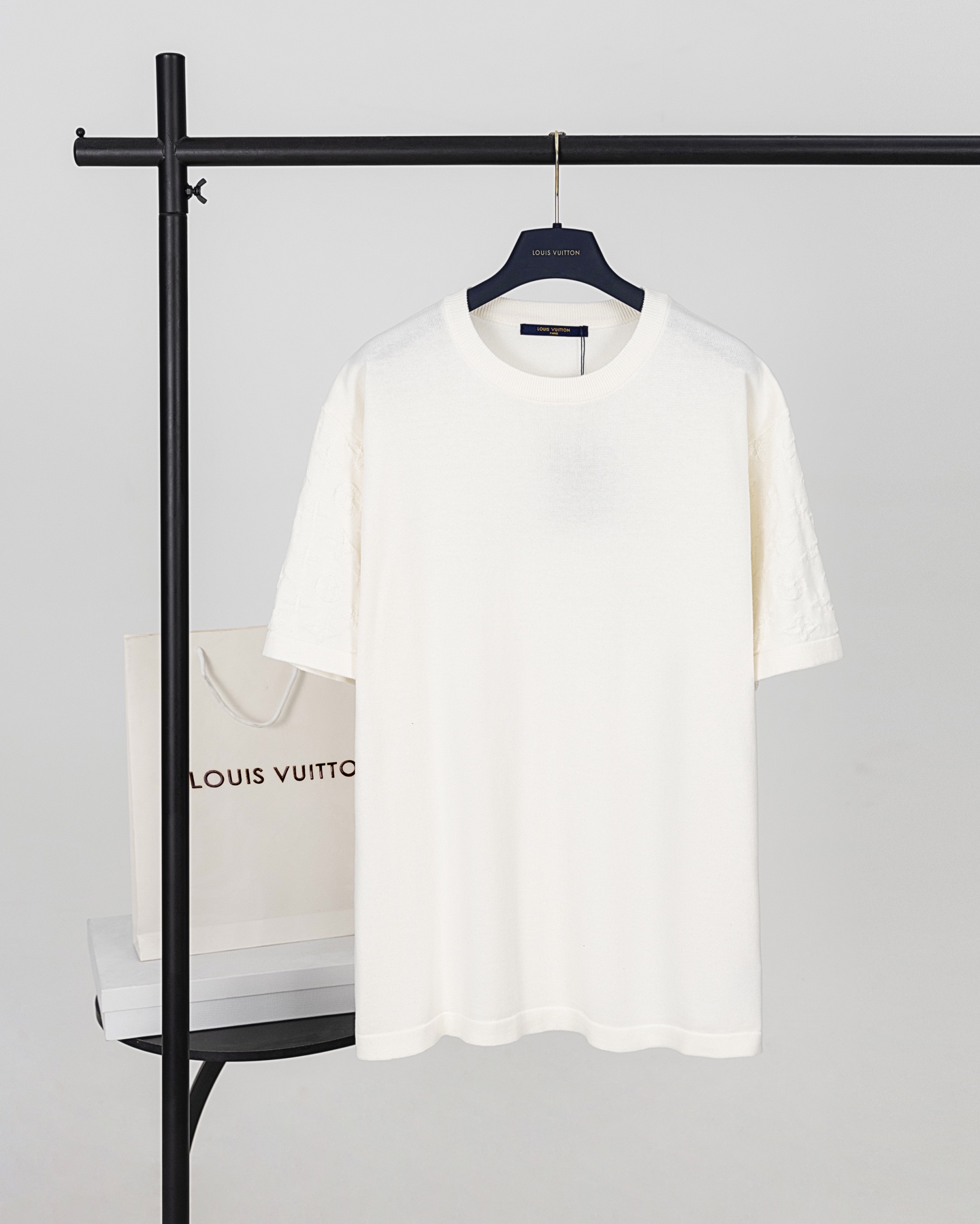 【顶级版本.官网品质】
LOUIS VUITTON*路易威登
LV  提花袖 毛...