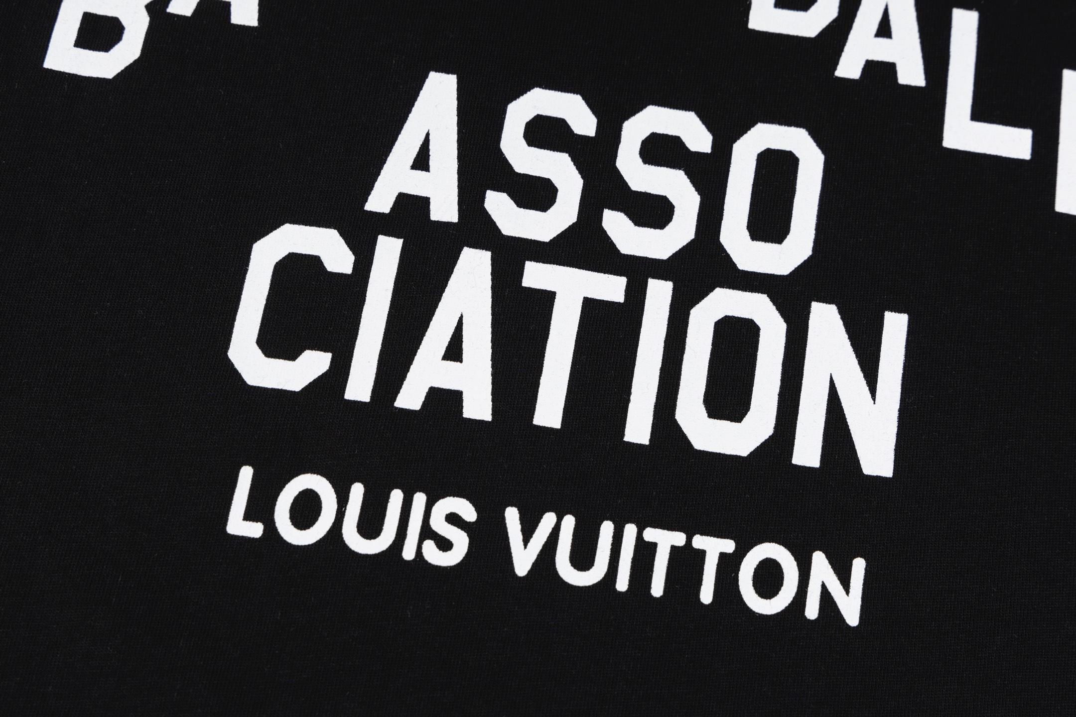 💰125 LOUIS VUITTON/路易威登2025 SS LV NBA联名篮球战术标语短袖T恤
✅本市场No.1的质量 真正天花板品质
✅全部原版开发注意细节图 避免被盗图商家混发 
✅正确260g定织定染36支双纱纯棉面料 柔软透气舒适不缩水不变形 不起球
✅进口材料康丽机器丝网印花 字母立体清晰 牢固不脱落正确印花细节
✅定染螺纹 不变形 无色差超重工艺 区别市场通货
这里解释一下为什么我比别人贵一点，

1.看似是简单的印花或绣花 其实一点都不简单 10000%进口机还原 不是嘴上说 欢迎对比同行

2.每款均为公司出品 细节做工面料均和正品一致. 保证和专柜无色差. 复刻不可怕 谁假谁尴尬。复刻不丢人 复刻还买不到正确版本才丢人。

3.注意螺纹领口均为360G原版领口 领口宽度和柜柜精确到毫米 厚领口不易变形 高档货领口孤独都是还原柜柜 区别世面大领口普通垃圾短袖印个印花 上身锁骨都漏出来 就敢自称高版本 麻烦长长心吧 买过正品或者见过正品的客户 再拿我家货 都会回头下单 这就是质量 这就是品质 

4.定制辅料 领标 洗水唛 吊牌 包装 真正还原柜台  区别世面清一色通货主麦水洗麦的快餐货 

5.注意做工 领口处针脚 无折叠 顺畅自然没重叠线 真正还原 这是多少人都做不到的 

6.面料采用260g专用36支双纱 面料没人可以做的比我家更好 和市面上的普通版本真的没办法比 尊重一下 好歹也是正品几千元的东西 真的别去穿地摊货质量

7.做工全方位还原 包装全方位还原 成本巨高

8. 我在这里作出保证这是你能找到的最高品质 
货号：K169957
尺码：XS-S-M-L （正确版本尺码很大）
         XS    S    M     L
胸围109  113  117  121
肩宽46    48   50   52
衣长72    74   76   78
袖长24    25  26   27