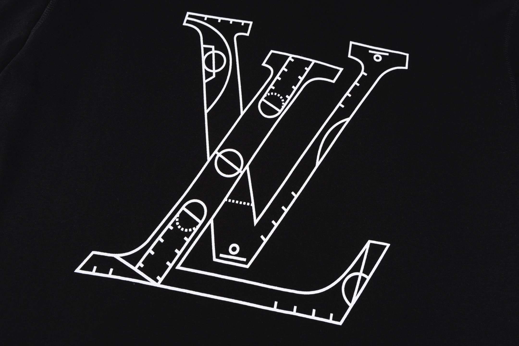 💰125 LOUIS VUITTON/路易威登2025 SS LV NBA联名篮球战术标语短袖T恤
✅本市场No.1的质量 真正天花板品质
✅全部原版开发注意细节图 避免被盗图商家混发 
✅正确260g定织定染36支双纱纯棉面料 柔软透气舒适不缩水不变形 不起球
✅进口材料康丽机器丝网印花 字母立体清晰 牢固不脱落正确印花细节
✅定染螺纹 不变形 无色差超重工艺 区别市场通货
这里解释一下为什么我比别人贵一点，

1.看似是简单的印花或绣花 其实一点都不简单 10000%进口机还原 不是嘴上说 欢迎对比同行

2.每款均为公司出品 细节做工面料均和正品一致. 保证和专柜无色差. 复刻不可怕 谁假谁尴尬。复刻不丢人 复刻还买不到正确版本才丢人。

3.注意螺纹领口均为360G原版领口 领口宽度和柜柜精确到毫米 厚领口不易变形 高档货领口孤独都是还原柜柜 区别世面大领口普通垃圾短袖印个印花 上身锁骨都漏出来 就敢自称高版本 麻烦长长心吧 买过正品或者见过正品的客户 再拿我家货 都会回头下单 这就是质量 这就是品质 

4.定制辅料 领标 洗水唛 吊牌 包装 真正还原柜台  区别世面清一色通货主麦水洗麦的快餐货 

5.注意做工 领口处针脚 无折叠 顺畅自然没重叠线 真正还原 这是多少人都做不到的 

6.面料采用260g专用36支双纱 面料没人可以做的比我家更好 和市面上的普通版本真的没办法比 尊重一下 好歹也是正品几千元的东西 真的别去穿地摊货质量

7.做工全方位还原 包装全方位还原 成本巨高

8. 我在这里作出保证这是你能找到的最高品质 
货号：K169957
尺码：XS-S-M-L （正确版本尺码很大）
         XS    S    M     L
胸围109  113  117  121
肩宽46    48   50   52
衣长72    74   76   78
袖长24    25  26   27