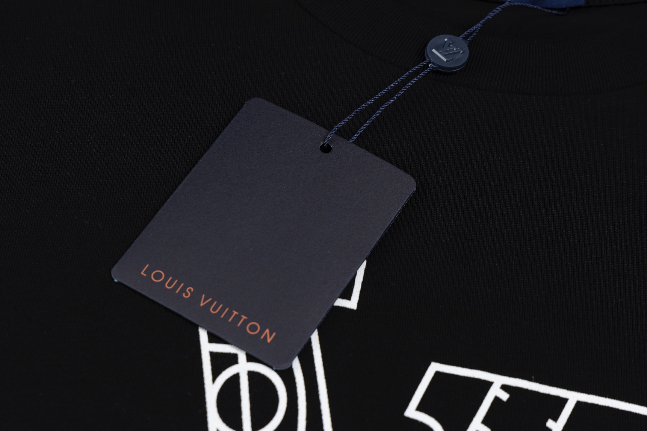 💰125 LOUIS VUITTON/路易威登2025 SS LV NBA联名篮球战术标语短袖T恤
✅本市场No.1的质量 真正天花板品质
✅全部原版开发注意细节图 避免被盗图商家混发 
✅正确260g定织定染36支双纱纯棉面料 柔软透气舒适不缩水不变形 不起球
✅进口材料康丽机器丝网印花 字母立体清晰 牢固不脱落正确印花细节
✅定染螺纹 不变形 无色差超重工艺 区别市场通货
这里解释一下为什么我比别人贵一点，

1.看似是简单的印花或绣花 其实一点都不简单 10000%进口机还原 不是嘴上说 欢迎对比同行

2.每款均为公司出品 细节做工面料均和正品一致. 保证和专柜无色差. 复刻不可怕 谁假谁尴尬。复刻不丢人 复刻还买不到正确版本才丢人。

3.注意螺纹领口均为360G原版领口 领口宽度和柜柜精确到毫米 厚领口不易变形 高档货领口孤独都是还原柜柜 区别世面大领口普通垃圾短袖印个印花 上身锁骨都漏出来 就敢自称高版本 麻烦长长心吧 买过正品或者见过正品的客户 再拿我家货 都会回头下单 这就是质量 这就是品质 

4.定制辅料 领标 洗水唛 吊牌 包装 真正还原柜台  区别世面清一色通货主麦水洗麦的快餐货 

5.注意做工 领口处针脚 无折叠 顺畅自然没重叠线 真正还原 这是多少人都做不到的 

6.面料采用260g专用36支双纱 面料没人可以做的比我家更好 和市面上的普通版本真的没办法比 尊重一下 好歹也是正品几千元的东西 真的别去穿地摊货质量

7.做工全方位还原 包装全方位还原 成本巨高

8. 我在这里作出保证这是你能找到的最高品质 
货号：K169957
尺码：XS-S-M-L （正确版本尺码很大）
         XS    S    M     L
胸围109  113  117  121
肩宽46    48   50   52
衣长72    74   76   78
袖长24    25  26   27