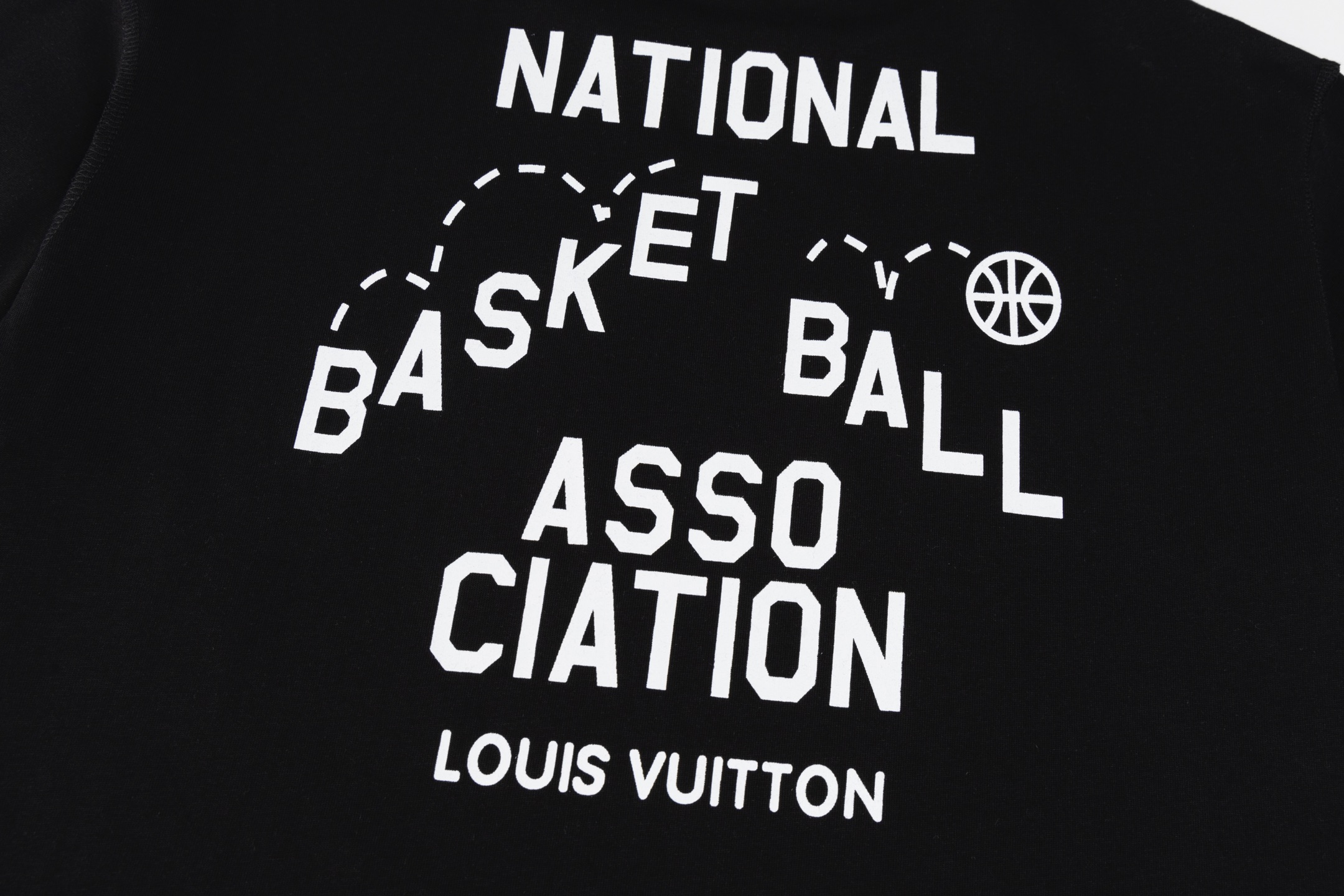 💰125 LOUIS VUITTON/路易威登2025 SS LV NBA联名篮球战术标语短袖T恤
✅本市场No.1的质量 真正天花板品质
✅全部原版开发注意细节图 避免被盗图商家混发 
✅正确260g定织定染36支双纱纯棉面料 柔软透气舒适不缩水不变形 不起球
✅进口材料康丽机器丝网印花 字母立体清晰 牢固不脱落正确印花细节
✅定染螺纹 不变形 无色差超重工艺 区别市场通货
这里解释一下为什么我比别人贵一点，

1.看似是简单的印花或绣花 其实一点都不简单 10000%进口机还原 不是嘴上说 欢迎对比同行

2.每款均为公司出品 细节做工面料均和正品一致. 保证和专柜无色差. 复刻不可怕 谁假谁尴尬。复刻不丢人 复刻还买不到正确版本才丢人。

3.注意螺纹领口均为360G原版领口 领口宽度和柜柜精确到毫米 厚领口不易变形 高档货领口孤独都是还原柜柜 区别世面大领口普通垃圾短袖印个印花 上身锁骨都漏出来 就敢自称高版本 麻烦长长心吧 买过正品或者见过正品的客户 再拿我家货 都会回头下单 这就是质量 这就是品质 

4.定制辅料 领标 洗水唛 吊牌 包装 真正还原柜台  区别世面清一色通货主麦水洗麦的快餐货 

5.注意做工 领口处针脚 无折叠 顺畅自然没重叠线 真正还原 这是多少人都做不到的 

6.面料采用260g专用36支双纱 面料没人可以做的比我家更好 和市面上的普通版本真的没办法比 尊重一下 好歹也是正品几千元的东西 真的别去穿地摊货质量

7.做工全方位还原 包装全方位还原 成本巨高

8. 我在这里作出保证这是你能找到的最高品质 
货号：K169957
尺码：XS-S-M-L （正确版本尺码很大）
         XS    S    M     L
胸围109  113  117  121
肩宽46    48   50   52
衣长72    74   76   78
袖长24    25  26   27