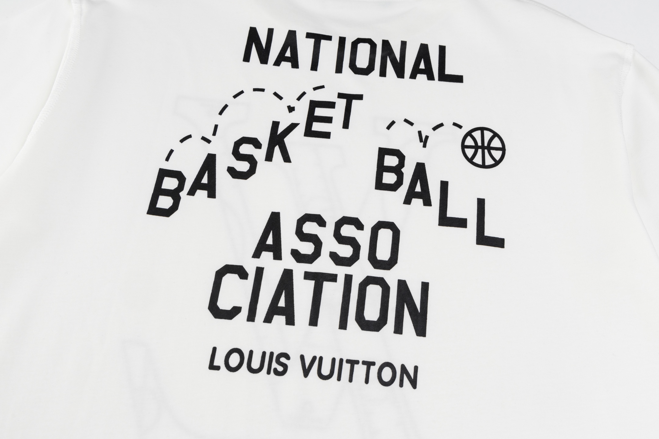 💰125 LOUIS VUITTON/路易威登2025 SS LV NBA联名篮球战术标语短袖T恤
✅本市场No.1的质量 真正天花板品质
✅全部原版开发注意细节图 避免被盗图商家混发 
✅正确260g定织定染36支双纱纯棉面料 柔软透气舒适不缩水不变形 不起球
✅进口材料康丽机器丝网印花 字母立体清晰 牢固不脱落正确印花细节
✅定染螺纹 不变形 无色差超重工艺 区别市场通货
这里解释一下为什么我比别人贵一点，

1.看似是简单的印花或绣花 其实一点都不简单 10000%进口机还原 不是嘴上说 欢迎对比同行

2.每款均为公司出品 细节做工面料均和正品一致. 保证和专柜无色差. 复刻不可怕 谁假谁尴尬。复刻不丢人 复刻还买不到正确版本才丢人。

3.注意螺纹领口均为360G原版领口 领口宽度和柜柜精确到毫米 厚领口不易变形 高档货领口孤独都是还原柜柜 区别世面大领口普通垃圾短袖印个印花 上身锁骨都漏出来 就敢自称高版本 麻烦长长心吧 买过正品或者见过正品的客户 再拿我家货 都会回头下单 这就是质量 这就是品质 

4.定制辅料 领标 洗水唛 吊牌 包装 真正还原柜台  区别世面清一色通货主麦水洗麦的快餐货 

5.注意做工 领口处针脚 无折叠 顺畅自然没重叠线 真正还原 这是多少人都做不到的 

6.面料采用260g专用36支双纱 面料没人可以做的比我家更好 和市面上的普通版本真的没办法比 尊重一下 好歹也是正品几千元的东西 真的别去穿地摊货质量

7.做工全方位还原 包装全方位还原 成本巨高

8. 我在这里作出保证这是你能找到的最高品质 
货号：K169957
尺码：XS-S-M-L （正确版本尺码很大）
         XS    S    M     L
胸围109  113  117  121
肩宽46    48   50   52
衣长72    74   76   78
袖长24    25  26   27