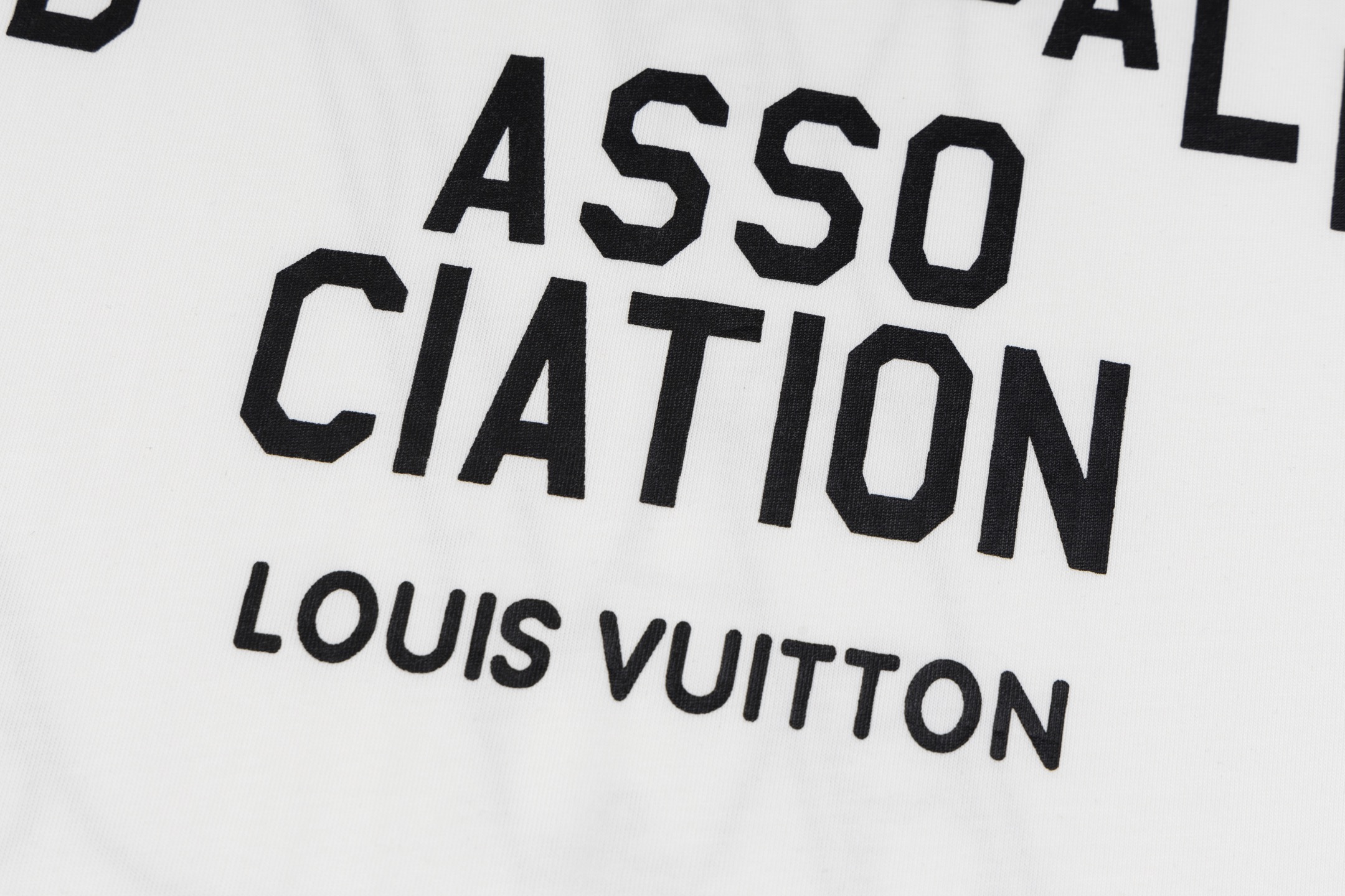 💰125 LOUIS VUITTON/路易威登2025 SS LV NBA联名篮球战术标语短袖T恤
✅本市场No.1的质量 真正天花板品质
✅全部原版开发注意细节图 避免被盗图商家混发 
✅正确260g定织定染36支双纱纯棉面料 柔软透气舒适不缩水不变形 不起球
✅进口材料康丽机器丝网印花 字母立体清晰 牢固不脱落正确印花细节
✅定染螺纹 不变形 无色差超重工艺 区别市场通货
这里解释一下为什么我比别人贵一点，

1.看似是简单的印花或绣花 其实一点都不简单 10000%进口机还原 不是嘴上说 欢迎对比同行

2.每款均为公司出品 细节做工面料均和正品一致. 保证和专柜无色差. 复刻不可怕 谁假谁尴尬。复刻不丢人 复刻还买不到正确版本才丢人。

3.注意螺纹领口均为360G原版领口 领口宽度和柜柜精确到毫米 厚领口不易变形 高档货领口孤独都是还原柜柜 区别世面大领口普通垃圾短袖印个印花 上身锁骨都漏出来 就敢自称高版本 麻烦长长心吧 买过正品或者见过正品的客户 再拿我家货 都会回头下单 这就是质量 这就是品质 

4.定制辅料 领标 洗水唛 吊牌 包装 真正还原柜台  区别世面清一色通货主麦水洗麦的快餐货 

5.注意做工 领口处针脚 无折叠 顺畅自然没重叠线 真正还原 这是多少人都做不到的 

6.面料采用260g专用36支双纱 面料没人可以做的比我家更好 和市面上的普通版本真的没办法比 尊重一下 好歹也是正品几千元的东西 真的别去穿地摊货质量

7.做工全方位还原 包装全方位还原 成本巨高

8. 我在这里作出保证这是你能找到的最高品质 
货号：K169957
尺码：XS-S-M-L （正确版本尺码很大）
         XS    S    M     L
胸围109  113  117  121
肩宽46    48   50   52
衣长72    74   76   78
袖长24    25  26   27