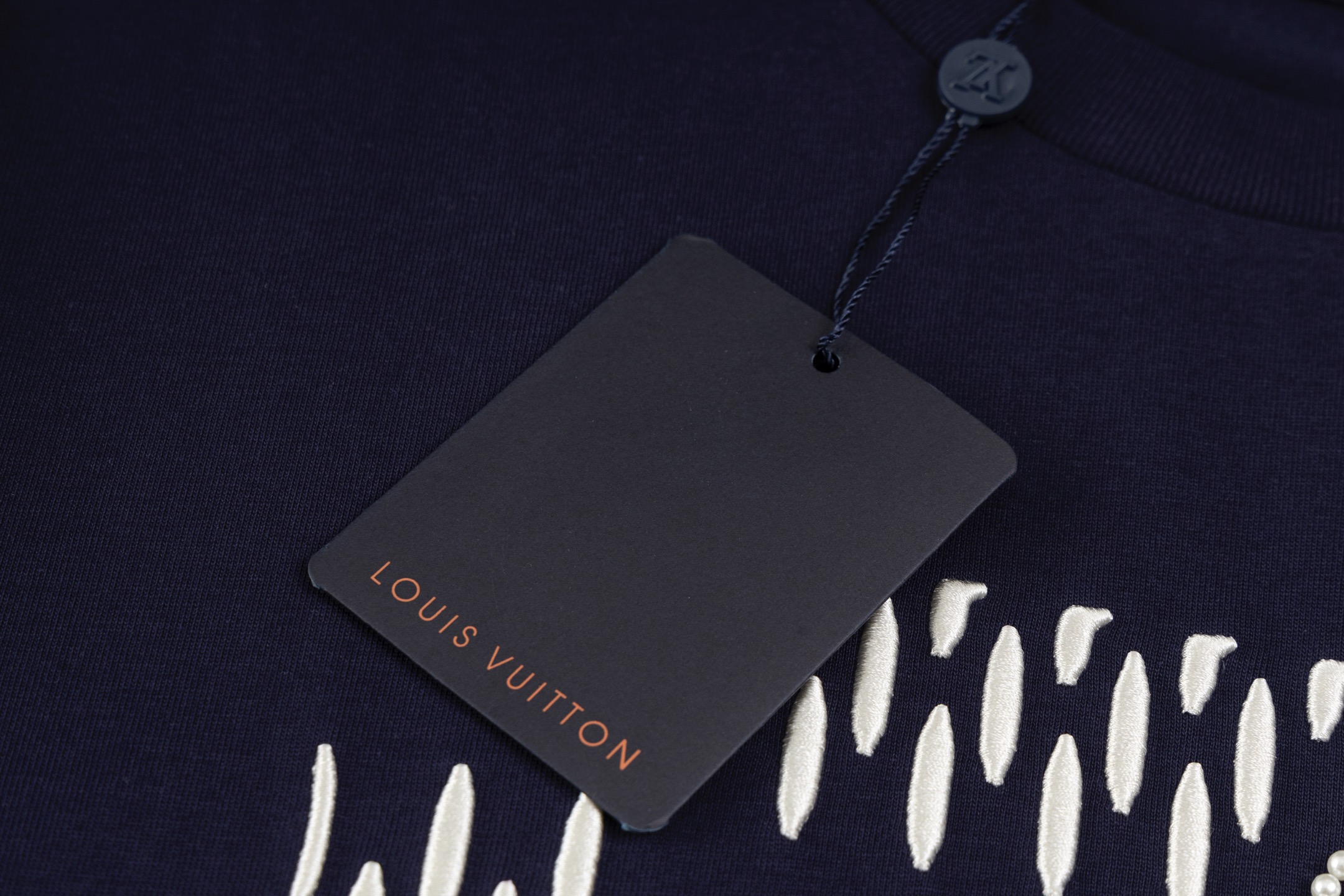 💰110【顶级版本.官网品质】
LOUIS VUITTON*路易威登
LV 24ss菲董联名重工钉珠字母刺绣短袖T恤

采用原板独家定制260克32支双莎纯棉面料 质感非常柔软舒服 100%区别市场的顶级面料(不缩水 不变形 不起球)
搭配320克1x1螺纹(面料螺纹同缸定染无色差 不易变形)
原版1:1版型 原版1:1定制辅料 领标 洗水唛 吊牌 包装(细节完美)

款号：9903#
颜色：白色 黑色 宝蓝色
尺码：XS S M L