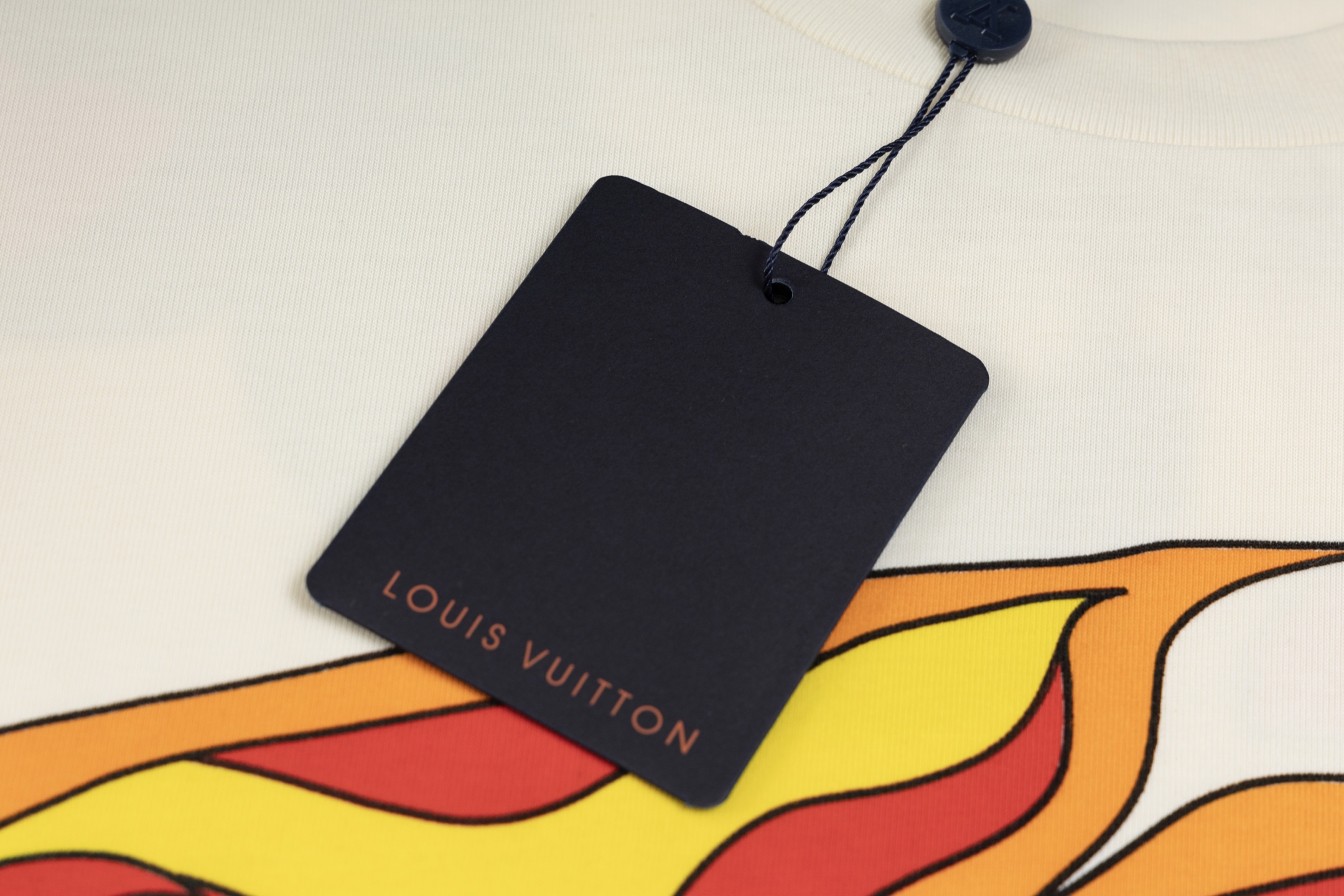 💰95【顶级版本.官网品质】
LOUIS VUITTON*路易威登
LV  火车头火焰短袖T恤

采用原板独家定制260克32支双莎纯棉面料 质感非常柔软舒服 100%区别市场的顶级面料(不缩水 不变形 不起球)
搭配320克1x1螺纹(面料螺纹同缸定染无色差 不易变形)
原版1:1版型 原版1:1定制辅料 领标 洗水唛 吊牌 包装(细节完美)

款号：9958#
颜色：杏色
尺码：XS S M L
