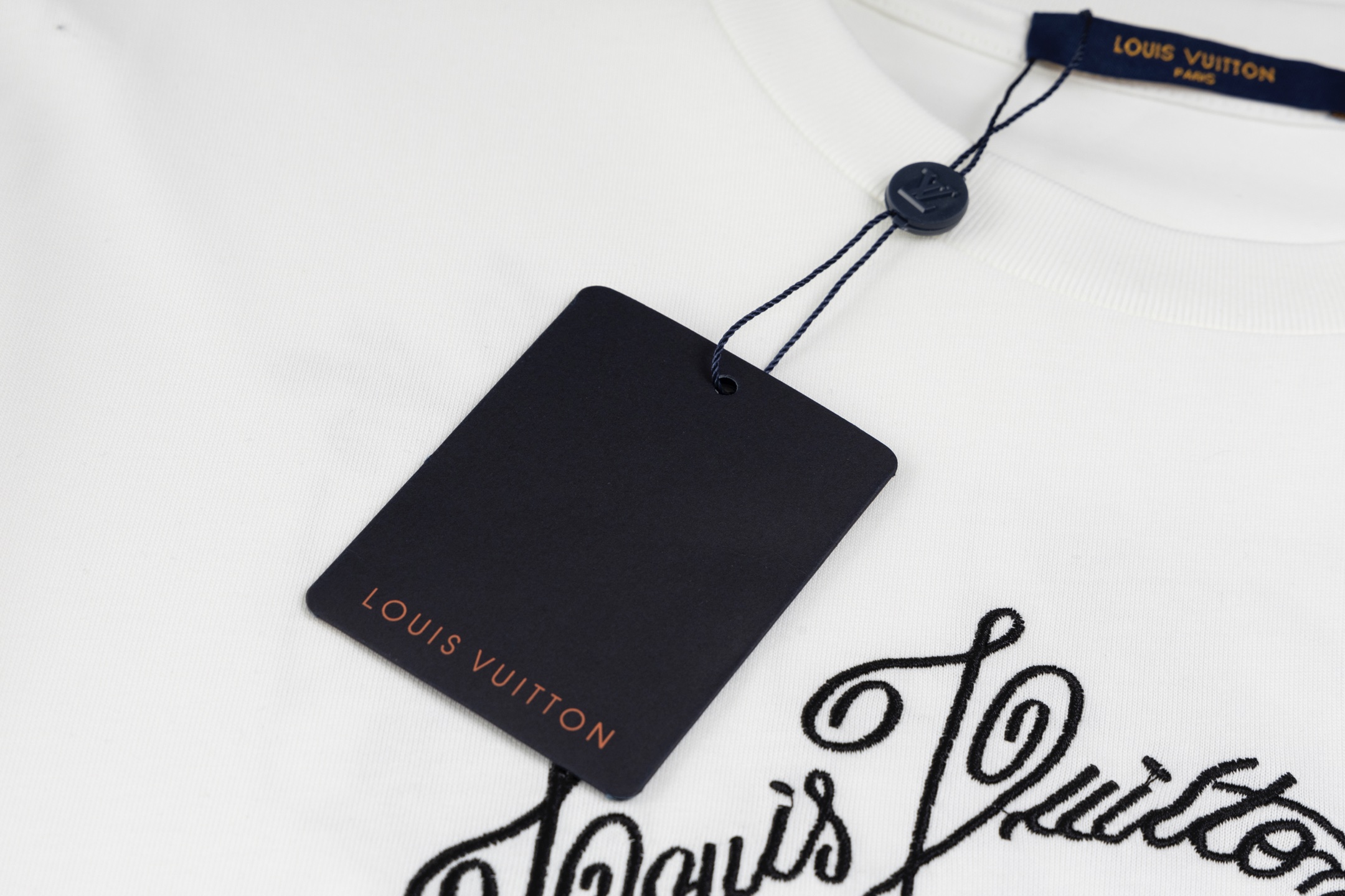 💰90【顶级版本.官网品质】
LOUIS VUITTON*路易威登
LV 海螺印花刺绣字母短袖T恤
采用原板独家定制260克32支双莎纯棉面料 质感非常柔软舒服 100%区别市场的顶级面料(不缩水 不变形 不起球)
正面水彩笔触缤纷贝壳图案,图案填色主体采用尼龙固浆渗透印花技术,通过特定的工艺将图案渗透到织物中,使图案更加鲜明、牢固。草写字母采用定位印绣结合挨针绣花,定位挨针绣花工艺的特点是图案精美,由于其独特的针法,使得刺绣图案具有很强的光泽感和立体感。
搭配320克1x1螺纹(面料螺纹同缸定染无色差 不易变形)
原版1:1版型 原版1:1定制辅料 领标 洗水唛 吊牌 包装(细节完美)
款号:9959#
颜色:白色
尺码:XS S M L