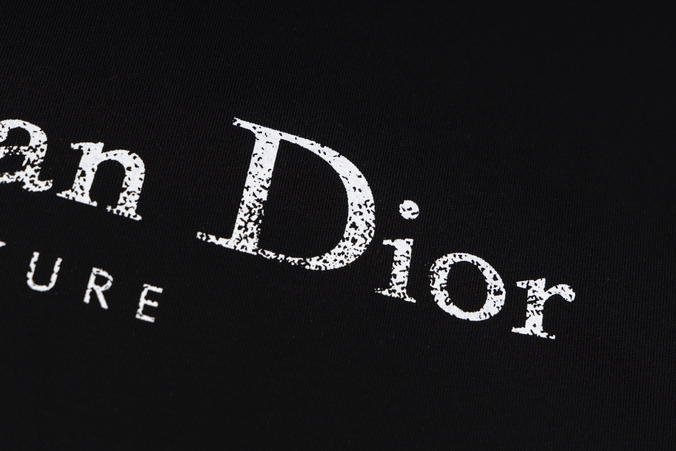 💰130 DIOR/迪奥 2025 SS 新款Cistian Couture渐变字母印花短袖T恤
✅本市场No.1的质量 真正天花板品质
✅全部原版开发注意细节图 避免被盗图商家混发 
✅正确280g定织定染36支双纱纯棉面料 柔软透气舒适不缩水不变形 不起球
✅进口环保材料康丽数码印花机印花 色牢度好 透气性更好无胶质感
✅定染螺纹 不变形 无色差 超重工艺 区别市场通货
这里解释一下为什么我比别人贵一点，

1.看似是简单的印花或绣花 其实一点都不简单 10000%进口机还原 不是嘴上说 欢迎对比同行

2.每款均为公司出品 细节做工面料均和正品一致. 保证和专柜无色差. 复刻不可怕 谁假谁尴尬。复刻不丢人 复刻还买不到正确版本才丢人。

3.注意螺纹领口均为360G原版领口 领口宽度和柜柜精确到毫米 厚领口不易变形 高档货领口孤独都是还原柜柜 区别世面大领口普通垃圾短袖印个印花 上身锁骨都漏出来 就敢自称高版本 麻烦长长心吧 买过正品或者见过正品的客户 再拿我家货 都会回头下单 这就是质量 这就是品质 

4.定制辅料 领标 洗水唛 吊牌 包装 真正还原柜台  区别世面清一色通货主麦水洗麦的快餐货 

5.注意做工 领口处针脚 无折叠 顺畅自然没重叠线 真正还原 这是多少人都做不到的 

6.面料采用280g专用36支双纱 面料没人可以做的比我家更好 和市面上的普通版本真的没办法比 尊重一下 好歹也是正品几千元的东西 真的别去穿地摊货质量

7.做工全方位还原 包装全方位还原 成本巨高

8. 我在这里作出保证这是你能找到的最高品质 
货号：K208853
尺码：XS-S-M-L （正确版本尺码很大）
         XS    S    M     L
胸围109  113  117  121
肩宽46    48   50   52
衣长72    74   76   78
袖长24    25  26   27