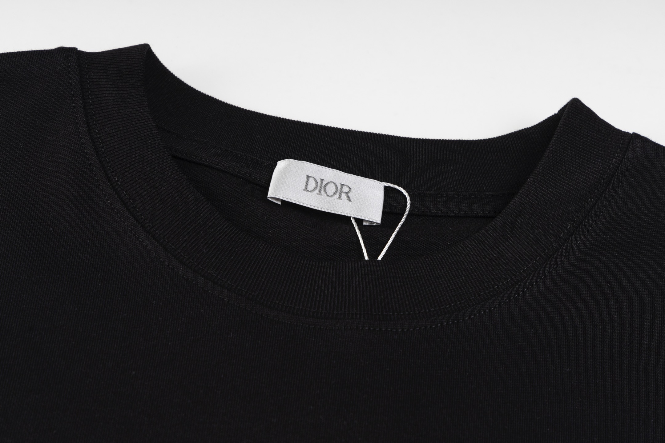 💰130 DIOR/迪奥 2025 SS 新款Cistian Couture渐变字母印花短袖T恤
✅本市场No.1的质量 真正天花板品质
✅全部原版开发注意细节图 避免被盗图商家混发 
✅正确280g定织定染36支双纱纯棉面料 柔软透气舒适不缩水不变形 不起球
✅进口环保材料康丽数码印花机印花 色牢度好 透气性更好无胶质感
✅定染螺纹 不变形 无色差 超重工艺 区别市场通货
这里解释一下为什么我比别人贵一点，

1.看似是简单的印花或绣花 其实一点都不简单 10000%进口机还原 不是嘴上说 欢迎对比同行

2.每款均为公司出品 细节做工面料均和正品一致. 保证和专柜无色差. 复刻不可怕 谁假谁尴尬。复刻不丢人 复刻还买不到正确版本才丢人。

3.注意螺纹领口均为360G原版领口 领口宽度和柜柜精确到毫米 厚领口不易变形 高档货领口孤独都是还原柜柜 区别世面大领口普通垃圾短袖印个印花 上身锁骨都漏出来 就敢自称高版本 麻烦长长心吧 买过正品或者见过正品的客户 再拿我家货 都会回头下单 这就是质量 这就是品质 

4.定制辅料 领标 洗水唛 吊牌 包装 真正还原柜台  区别世面清一色通货主麦水洗麦的快餐货 

5.注意做工 领口处针脚 无折叠 顺畅自然没重叠线 真正还原 这是多少人都做不到的 

6.面料采用280g专用36支双纱 面料没人可以做的比我家更好 和市面上的普通版本真的没办法比 尊重一下 好歹也是正品几千元的东西 真的别去穿地摊货质量

7.做工全方位还原 包装全方位还原 成本巨高

8. 我在这里作出保证这是你能找到的最高品质 
货号：K208853
尺码：XS-S-M-L （正确版本尺码很大）
         XS    S    M     L
胸围109  113  117  121
肩宽46    48   50   52
衣长72    74   76   78
袖长24    25  26   27